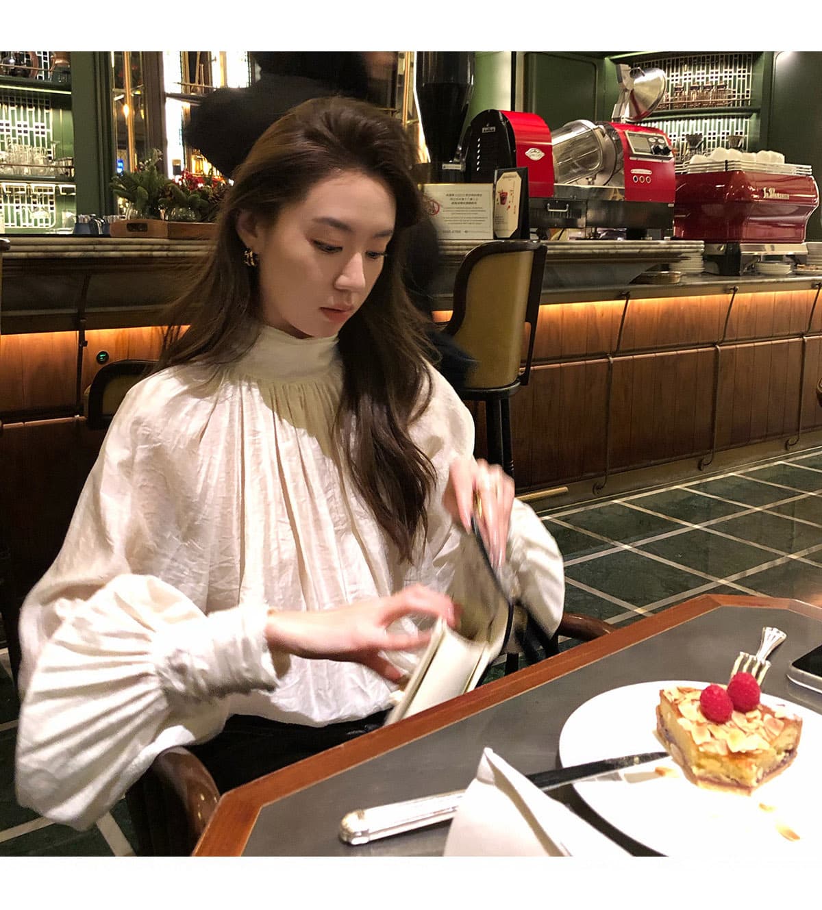 화이트 브라운 프랑스식 스탠드 칼라 궁정 바람 여성 셔츠 봄 새로운 도루 Pleat 디자인 센스 벌룬 소매 긴팔 맨위 이미지 3