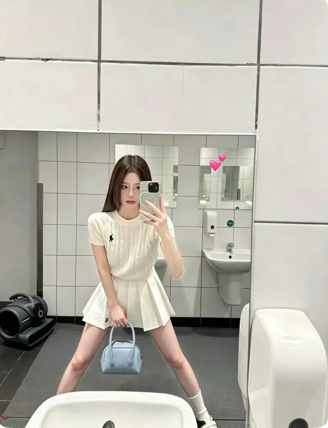 2026 여름 새로운 디자인 센스 작은 대중 꽈배기 작은 말 자수 긍정적 인 어깨 티셔츠 맨위 라운드 넥 니트 반팔 여성 이미지 3