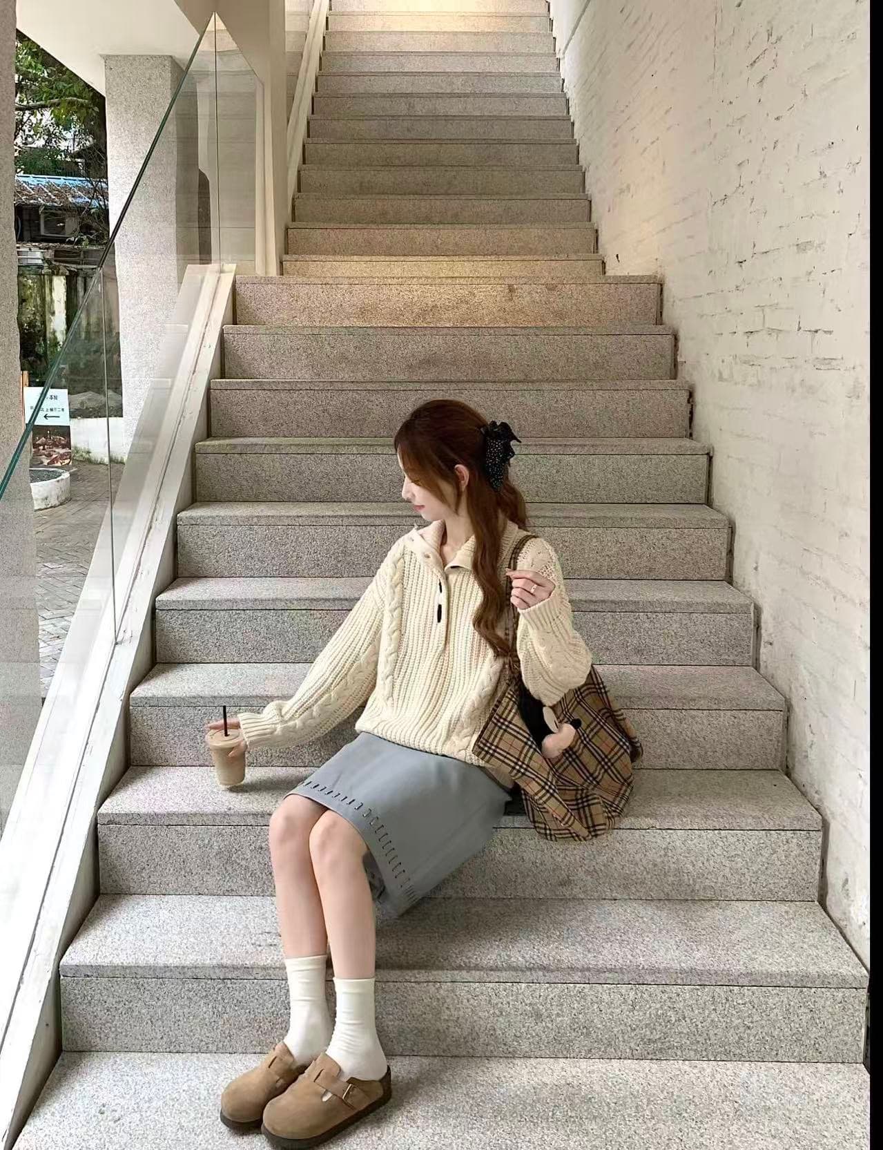 풀오버 꽈배기 소뿔 버클 스웨터 여자 가을 겨울철 두꺼운 보온 루즈핏 느긋한 바람 고급 센스 니트 스웨터 맨위 이미지 4