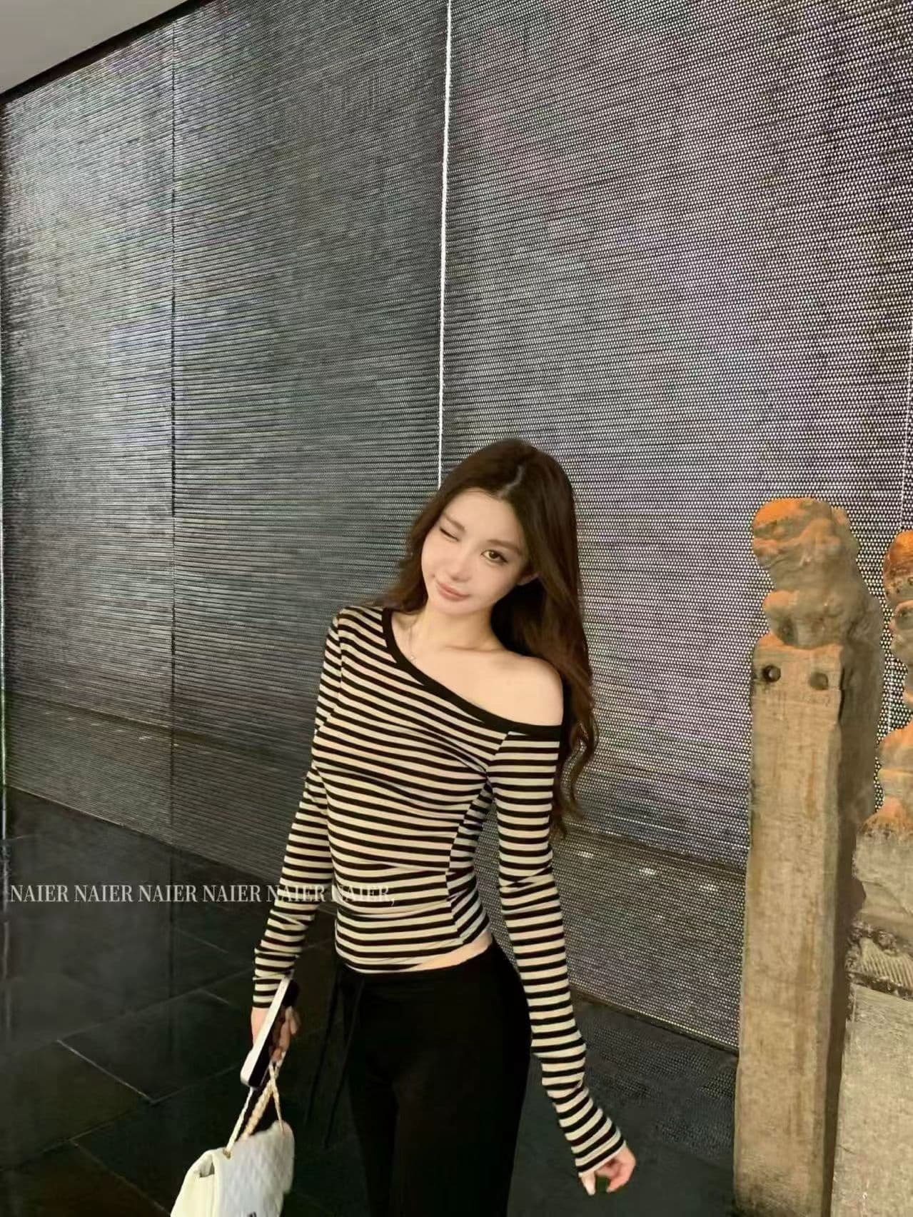 2026 이른 가을 새로운 비스듬한 어깨 스트라이프 몸매 가꾸기 맨위 기본 셔츠 여성 이미지 4