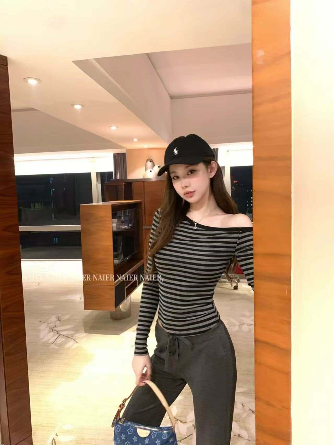 2026 이른 가을 새로운 비스듬한 어깨 스트라이프 몸매 가꾸기 맨위 기본 셔츠 여성 상세 이미지 3