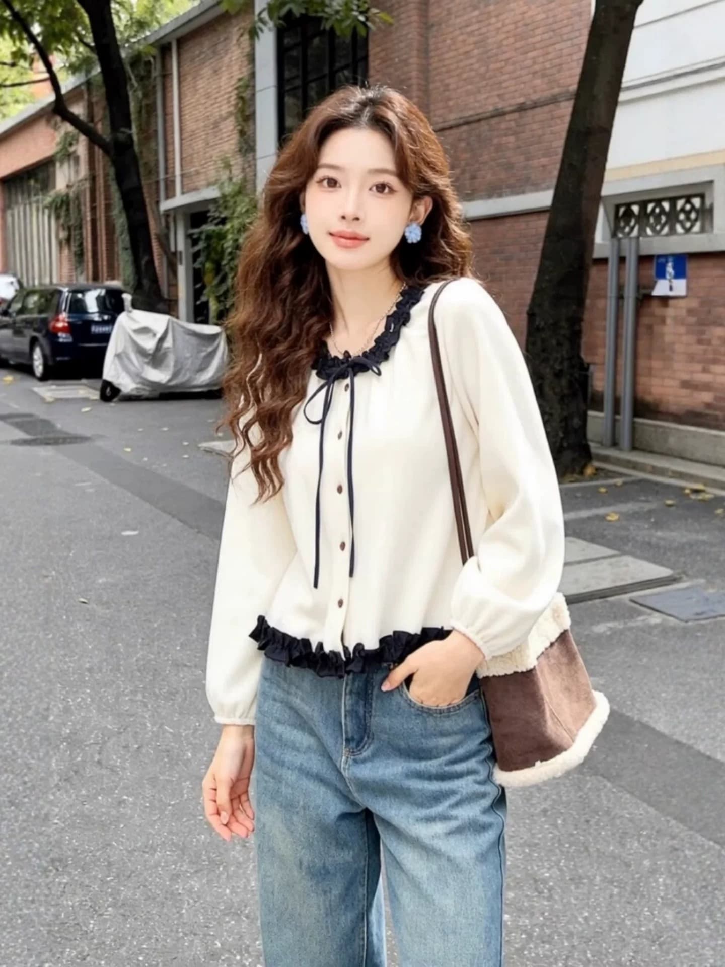 2026 가을 디자인 센스 Chic 매우 요정 ~ 중 맨위 베이지 색 레이스업 패치워크 프릴 긴팔 셔츠 셔츠 여성 이미지 3