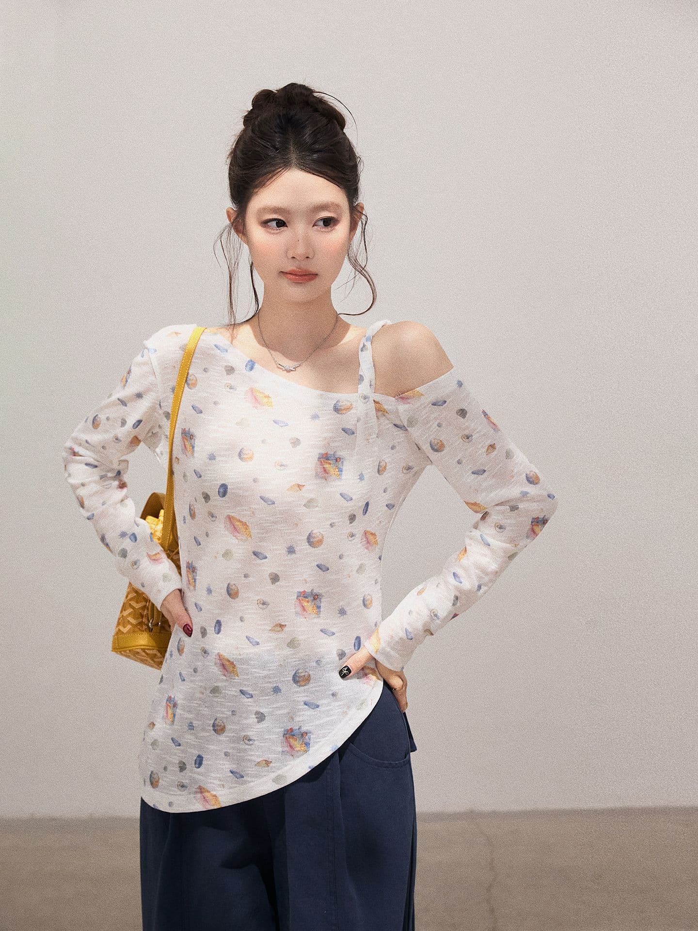 한 부서 chic 고유 한 오프숄더 긴팔 티셔츠 여성 이른 가을 새로운 몸매 가꾸기 슬림해 보이는 불규칙 디자인 센스 작은 맨위 상세 이미지 1