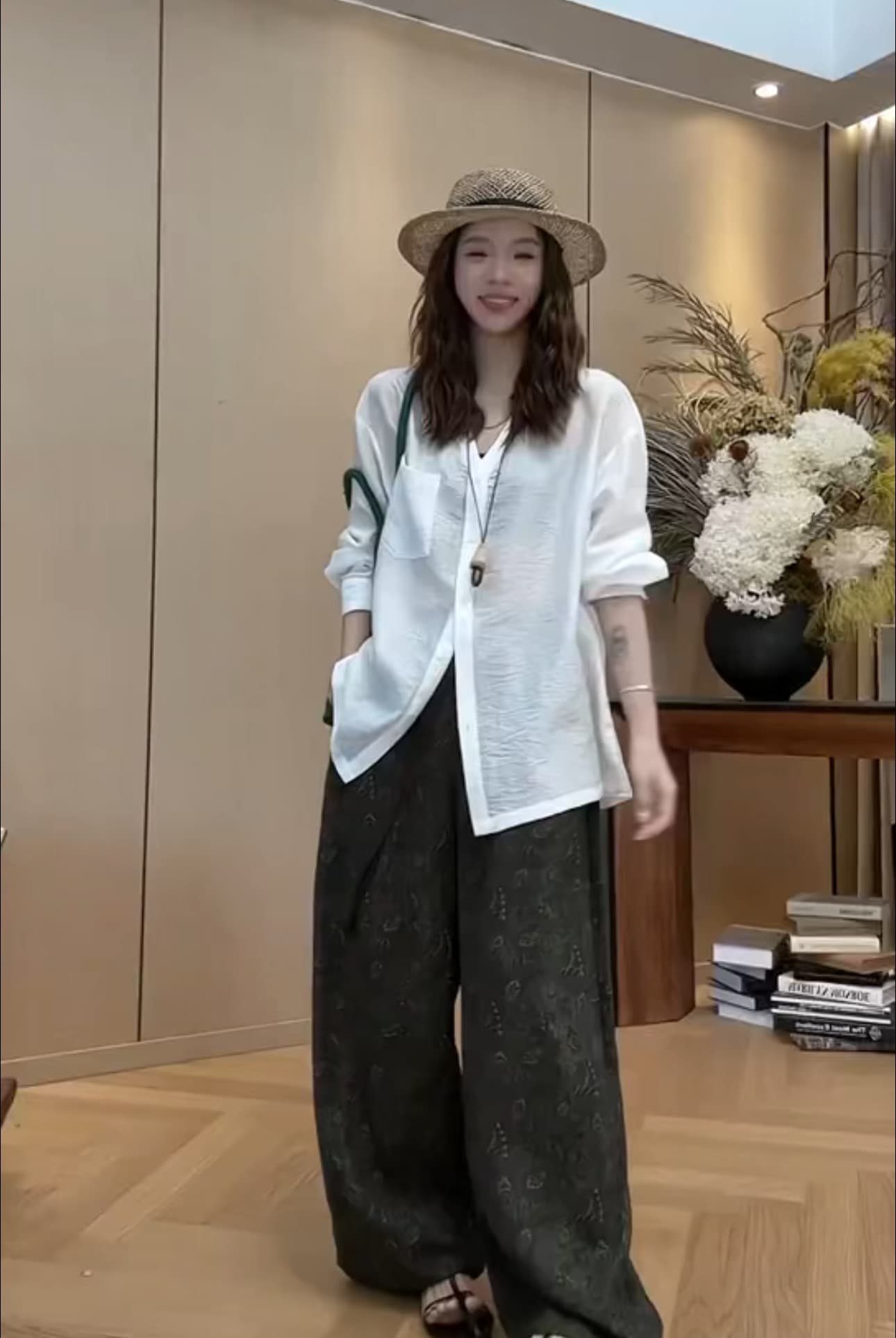 2026 새로운 이른 가을 한국 스타일 루즈핏 다용도 화이트 셔츠 다용도 다리 바지 세트 이미지 2