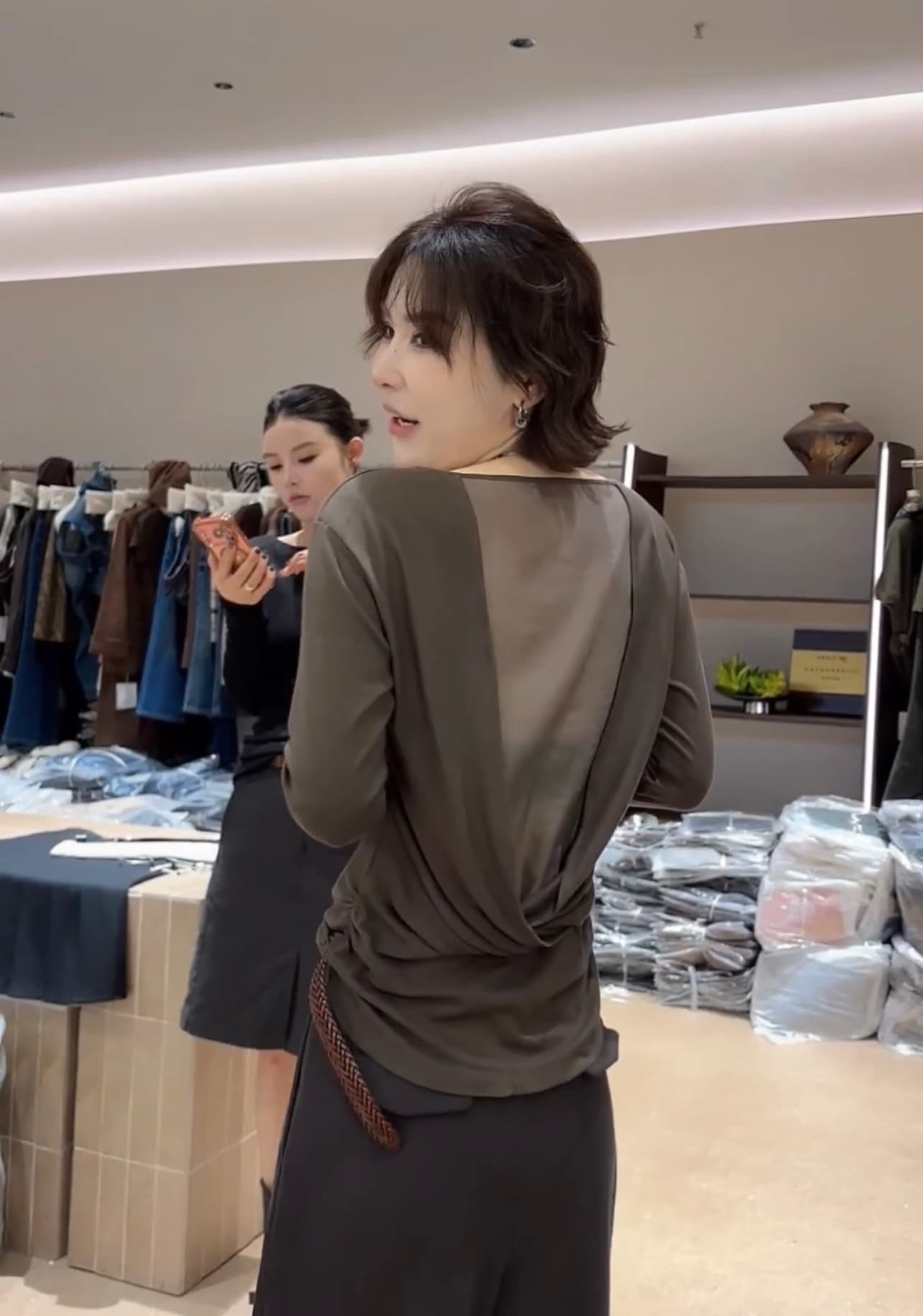 2026 새로운 이른 가을 핫걸 다용도 뒤로 홀로우 아웃 허리 수축 디자인 슬림해 보이는 긴팔 맨위 이미지 3