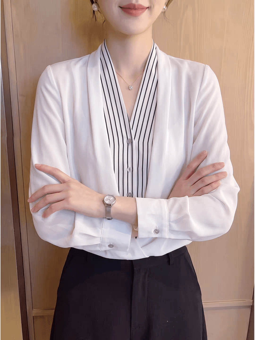 2026 이른 가을 스트라이프 V넥 작은 셔츠 미니멀리즘 고급 센스 캐주얼 출퇴근 바람 느슨함 화이트 페이크 레이어드 여성 셔츠 이미지 3