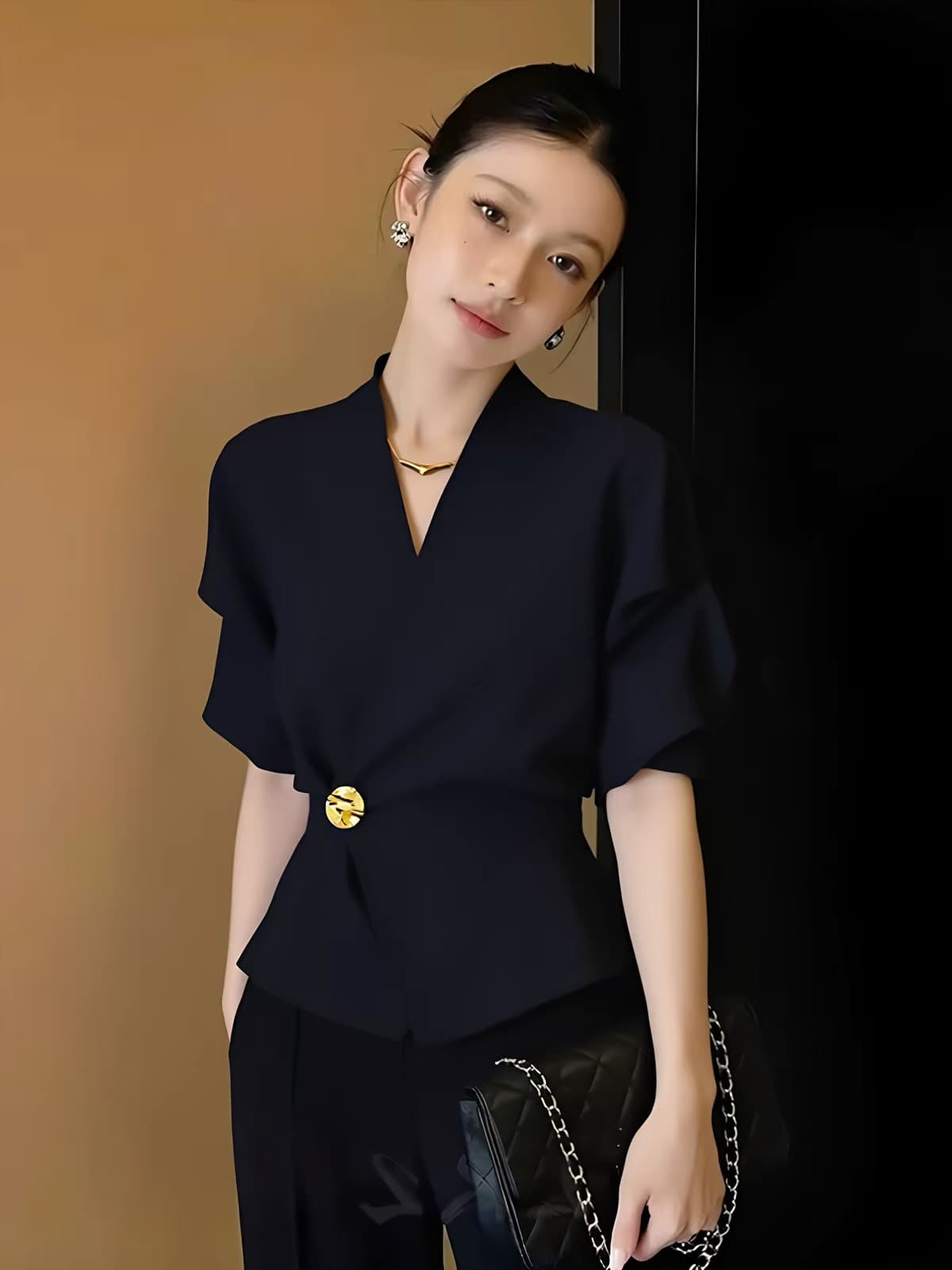 검정색 V넥 허리 수축 단추 한 알 반팔 여성 셔츠 여름 고급 센스 슬림해 보이는 다용도 디자인 센스 루즈핏 맨위 이미지 2