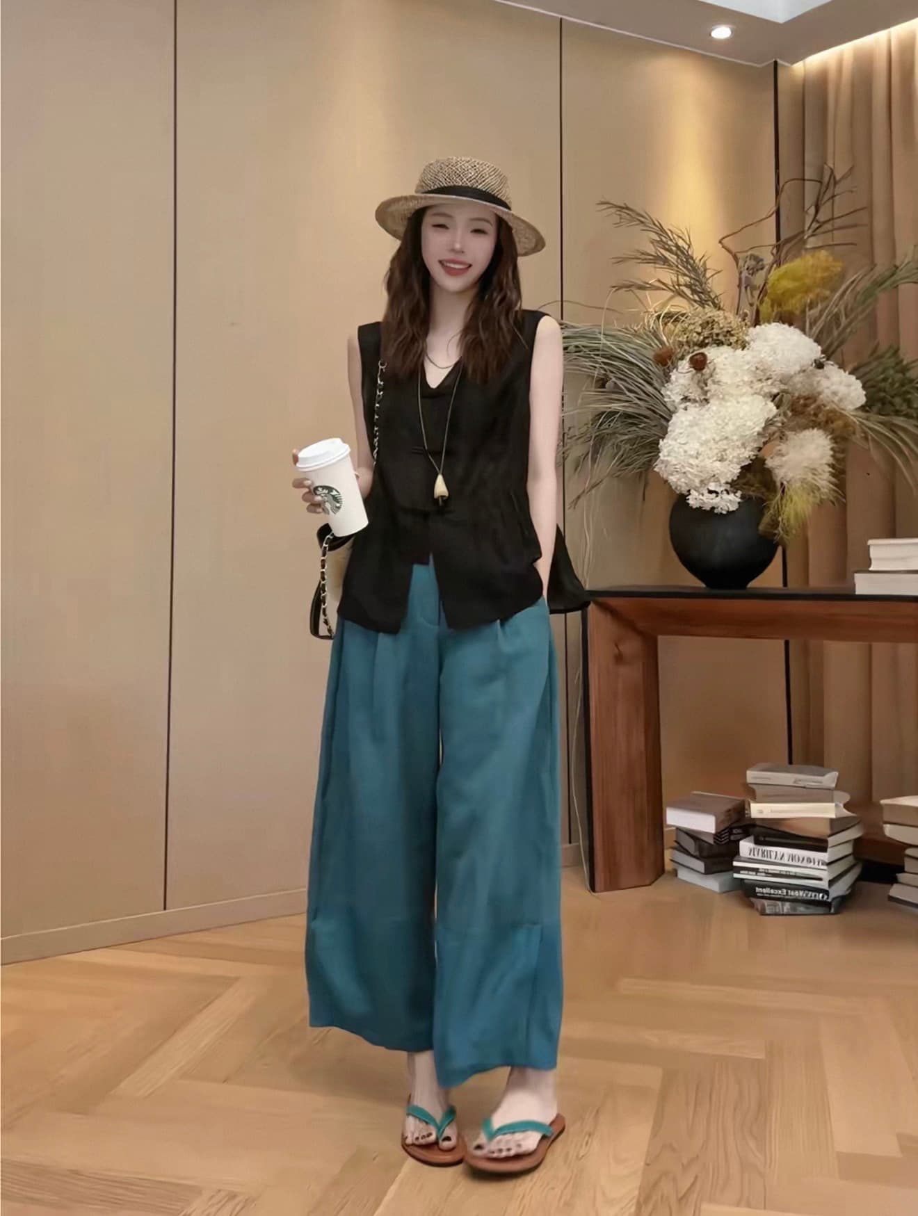 검정색 민소매 셔츠 파란색 바지 세트 이미지 2
