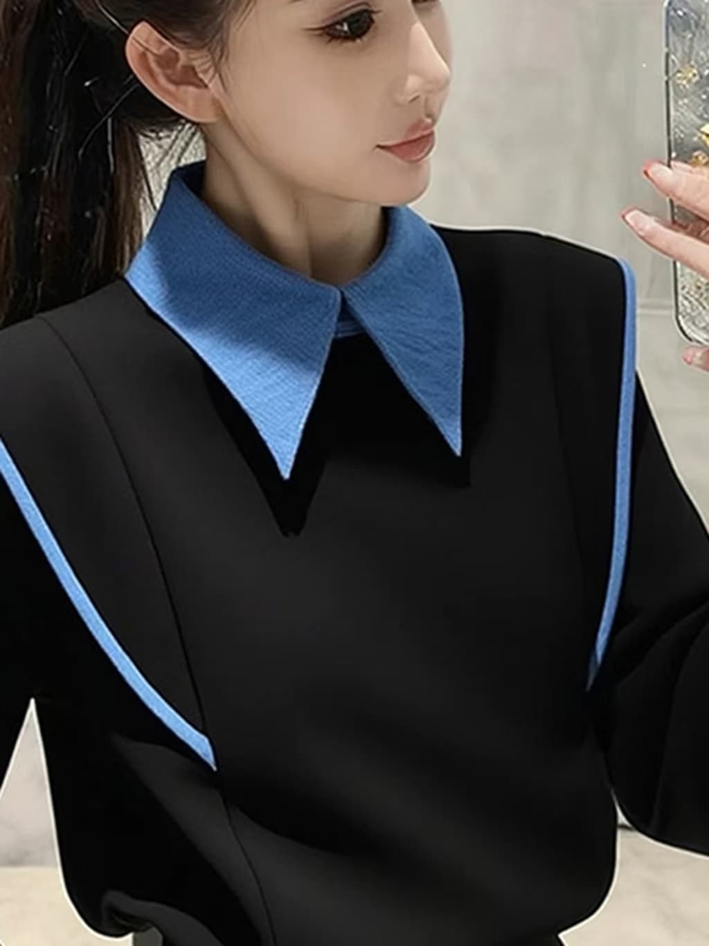 2026 가을 배색 패치워크 페이크 레이어드 폴로 칼라 작은 날다 소매 가져 가라. 길이 소매 후드티 상세 이미지 4