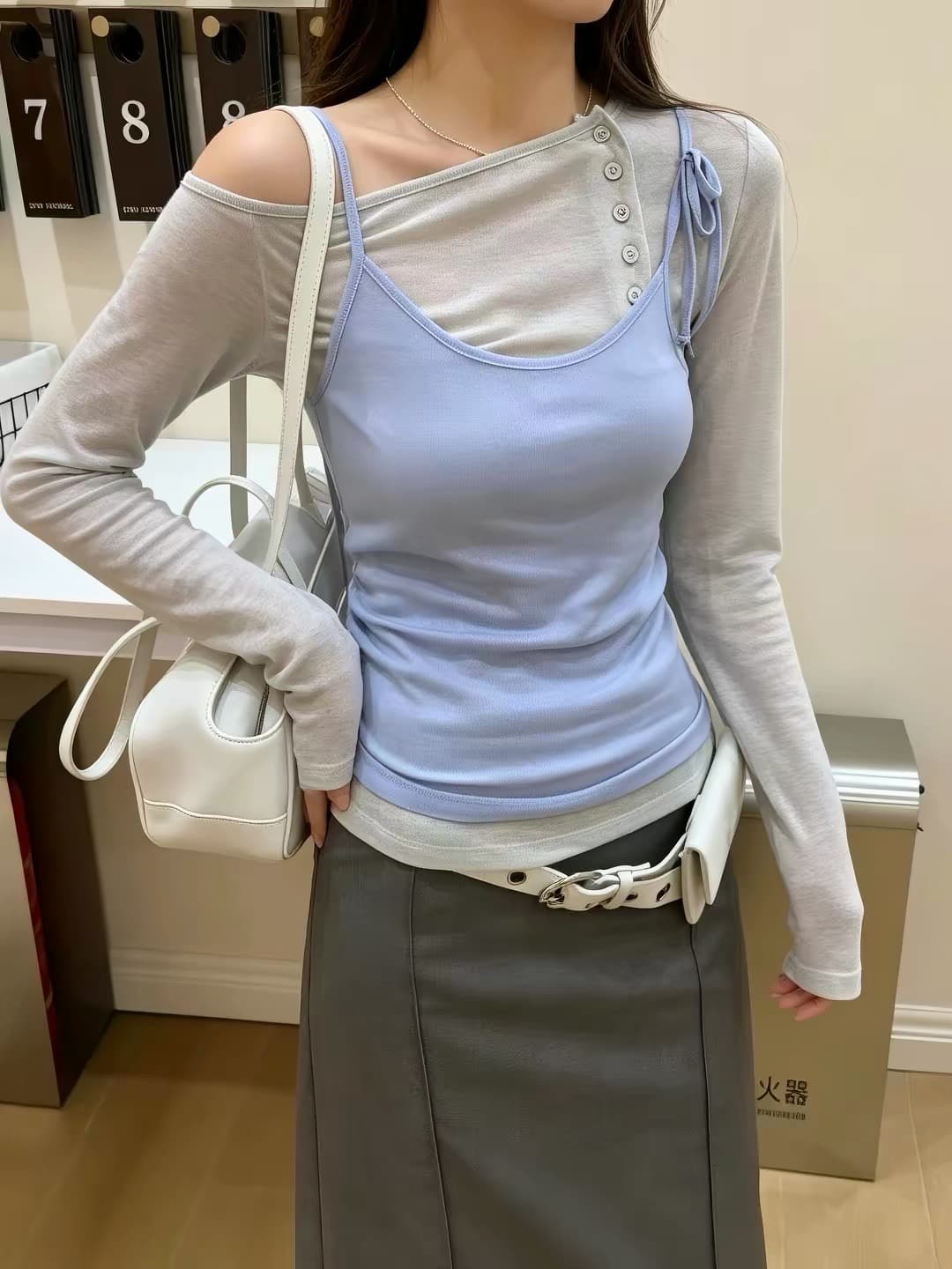이른 가을 새로운 비스듬한 어깨 긴팔 티셔츠 스택 착용 파란색 캐미솔 한 바람 chic 에이즈 환자 여성 세트 상세 이미지 1