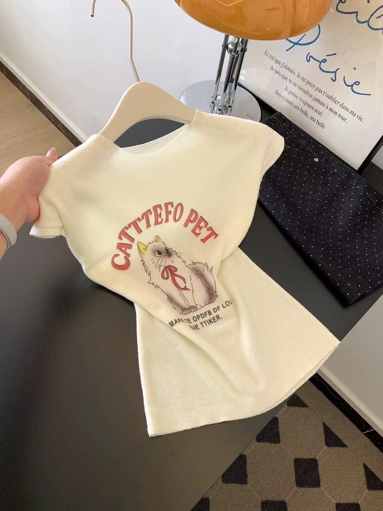 화이트 라운드 넥 프린트 알파벳 새끼 고양이 반팔 티셔츠 여성 인사이드 가져 가라. 수 있습니다. 외출용 쇼트 스타일 긍정적 인 어깨 작은 맨위 2026 여름 이미지 2