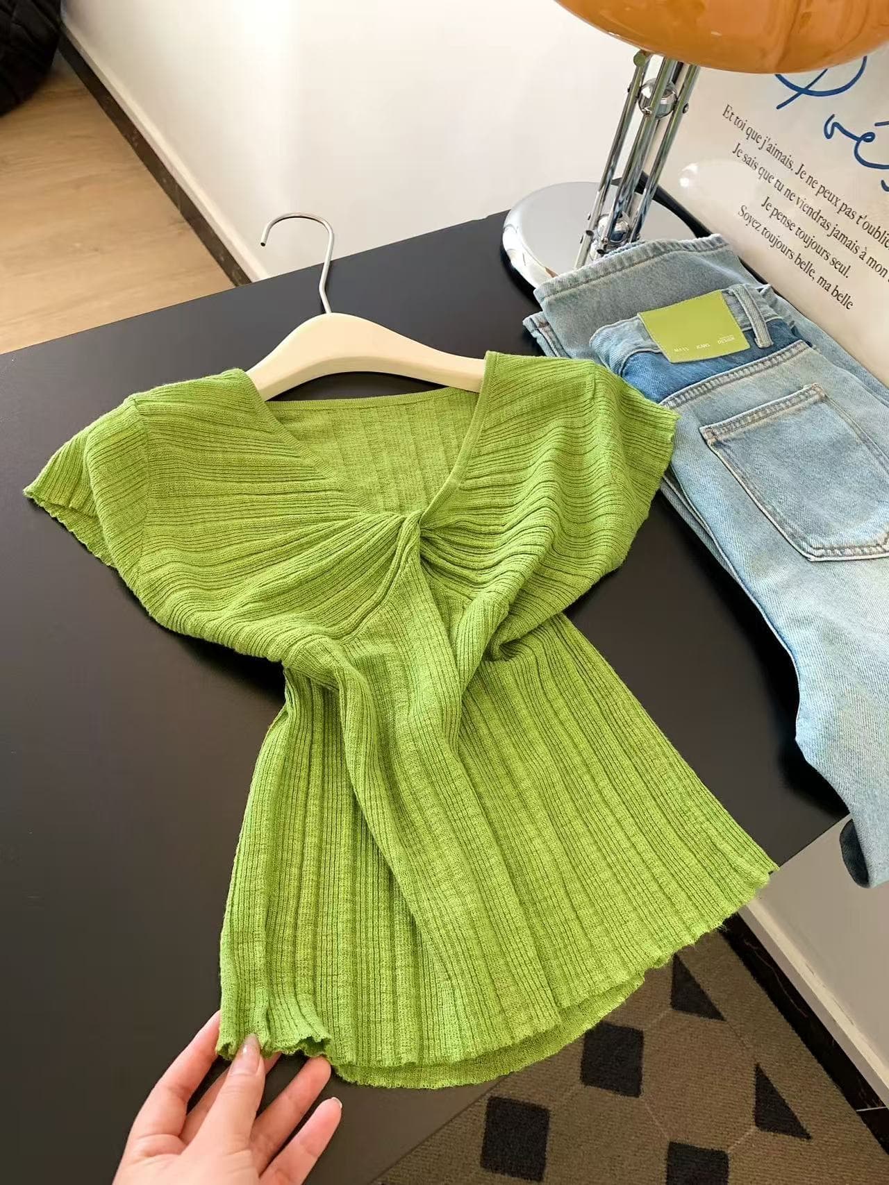 프랑스식 녹색 쇼트 스타일 꽃 V넥 반팔 티셔츠 여성 여름 몸매 가꾸기 슬림해 보이는 디자인 센스 니트 스웨터 품격 맨위 상세 이미지 3