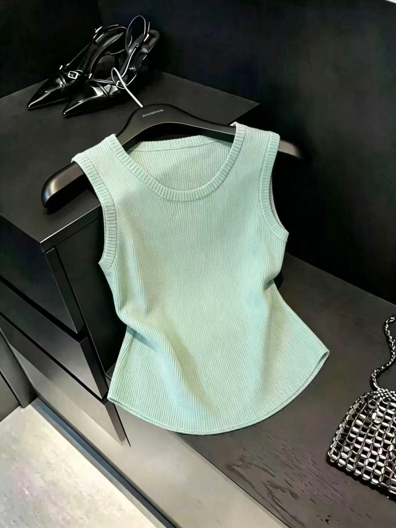 실사 한 부서 품격 라운드 넥 캐미솔 새로운 몸매 가꾸기 슬림해 보이는 디자인 센스 민소매 쇼트 스타일 인사이드 잡아라. 의류 이미지 3