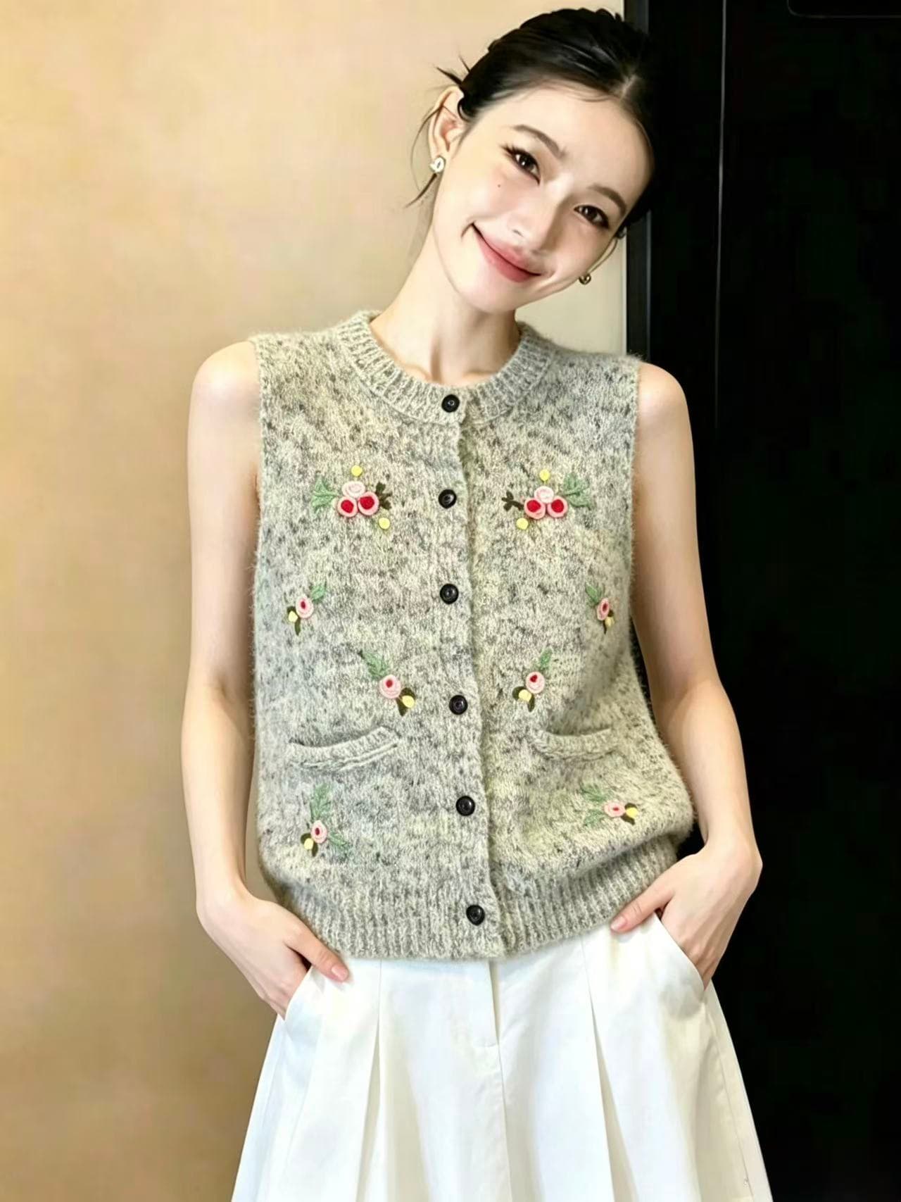 실사 혼합 색상 실 소녀 센스 품격 연령 감소 자수 니트 베스트 부드러운 다용도 싱글 줄 버튼 스웨터 어깨 상세 이미지 5