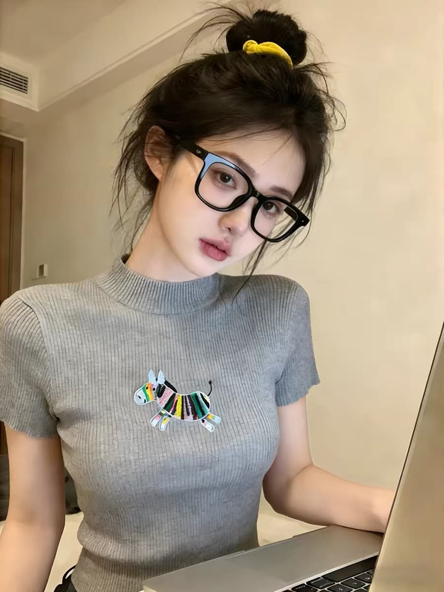 회색 반하이넥 기본 셔츠 인사이드 가져 가라. 작은 말 자수 반팔 티셔츠 여성 여름 특별 아름다운 ~ 중 꼬집기 허리 위로 의류 이미지 5