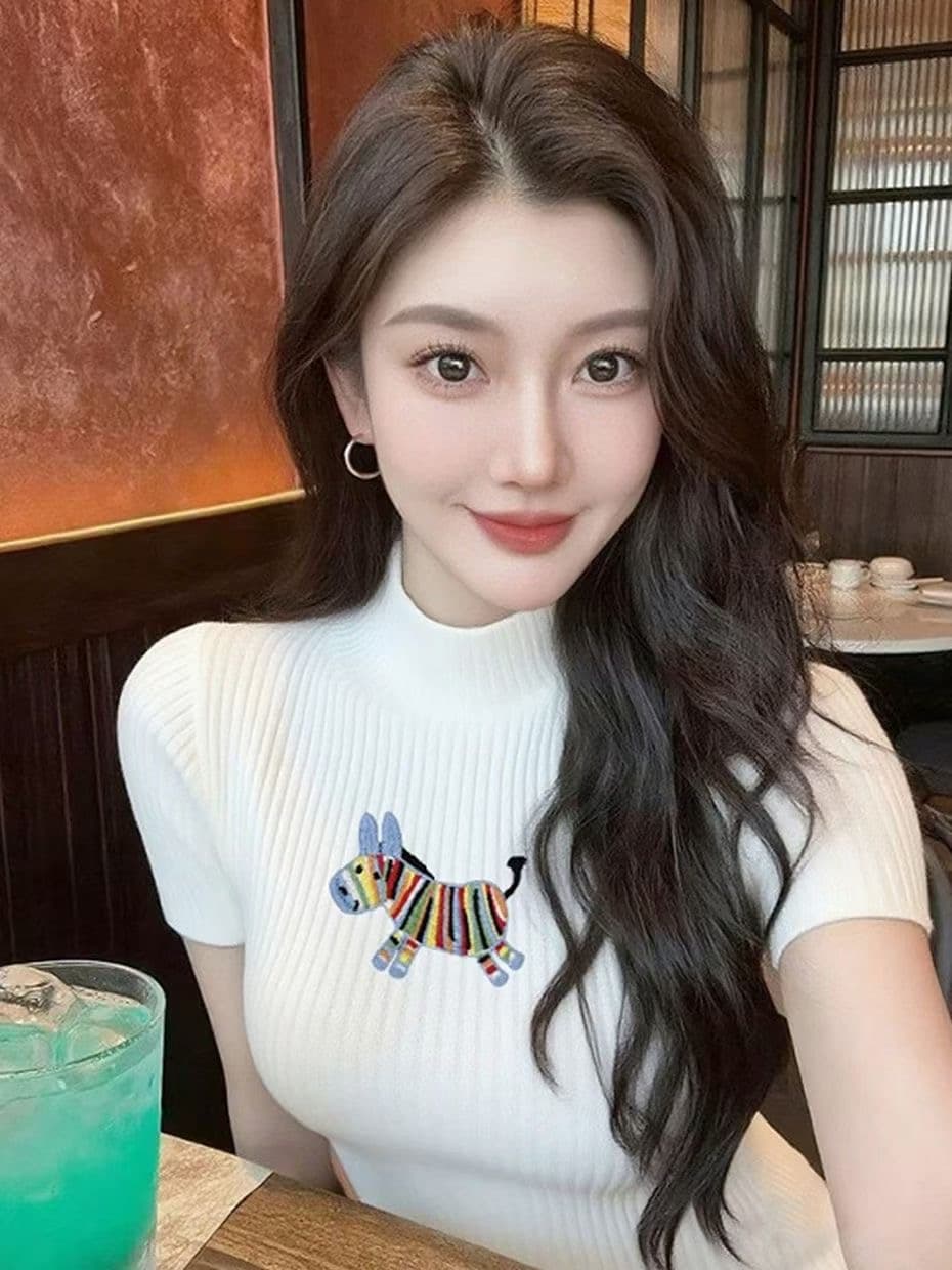 회색 반하이넥 기본 셔츠 인사이드 가져 가라. 작은 말 자수 반팔 티셔츠 여성 여름 특별 아름다운 ~ 중 꼬집기 허리 위로 의류 상세 이미지 6