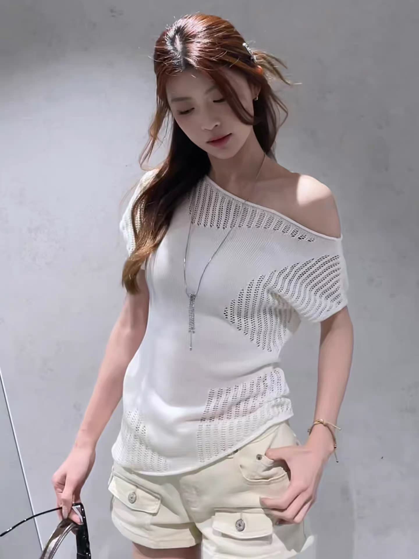 프랑스식 부드러운 바람 홀로우 아웃 비스듬한 어깨 반팔 니트 티셔츠 여성 의류 여름 새로운 디자인 센스 루즈핏 오프숄더 맨위 상세 이미지 1