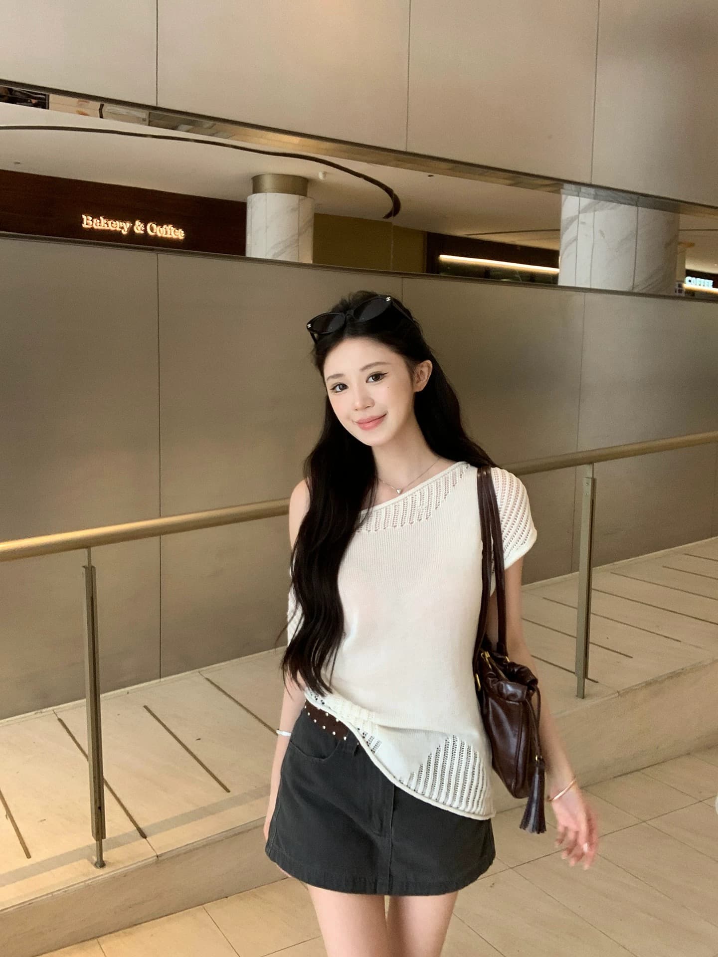 프랑스식 부드러운 바람 홀로우 아웃 비스듬한 어깨 반팔 니트 티셔츠 여성 의류 여름 새로운 디자인 센스 루즈핏 오프숄더 맨위 상세 이미지 5