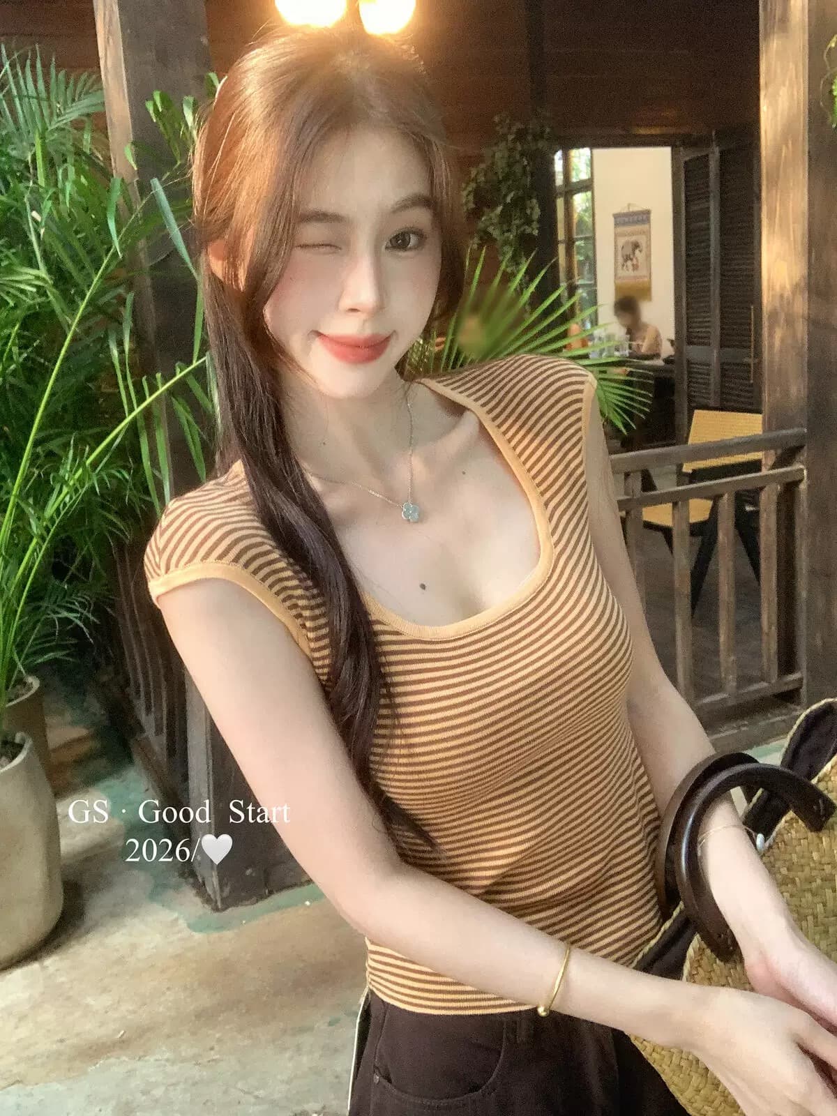 한 부서 패션 트렌드 배색 스트라이프 u 칼라 반팔 몸매 가꾸기 다용도 슬림해 보이는 니트 작은 셔츠 여성 여름 상세 이미지 6