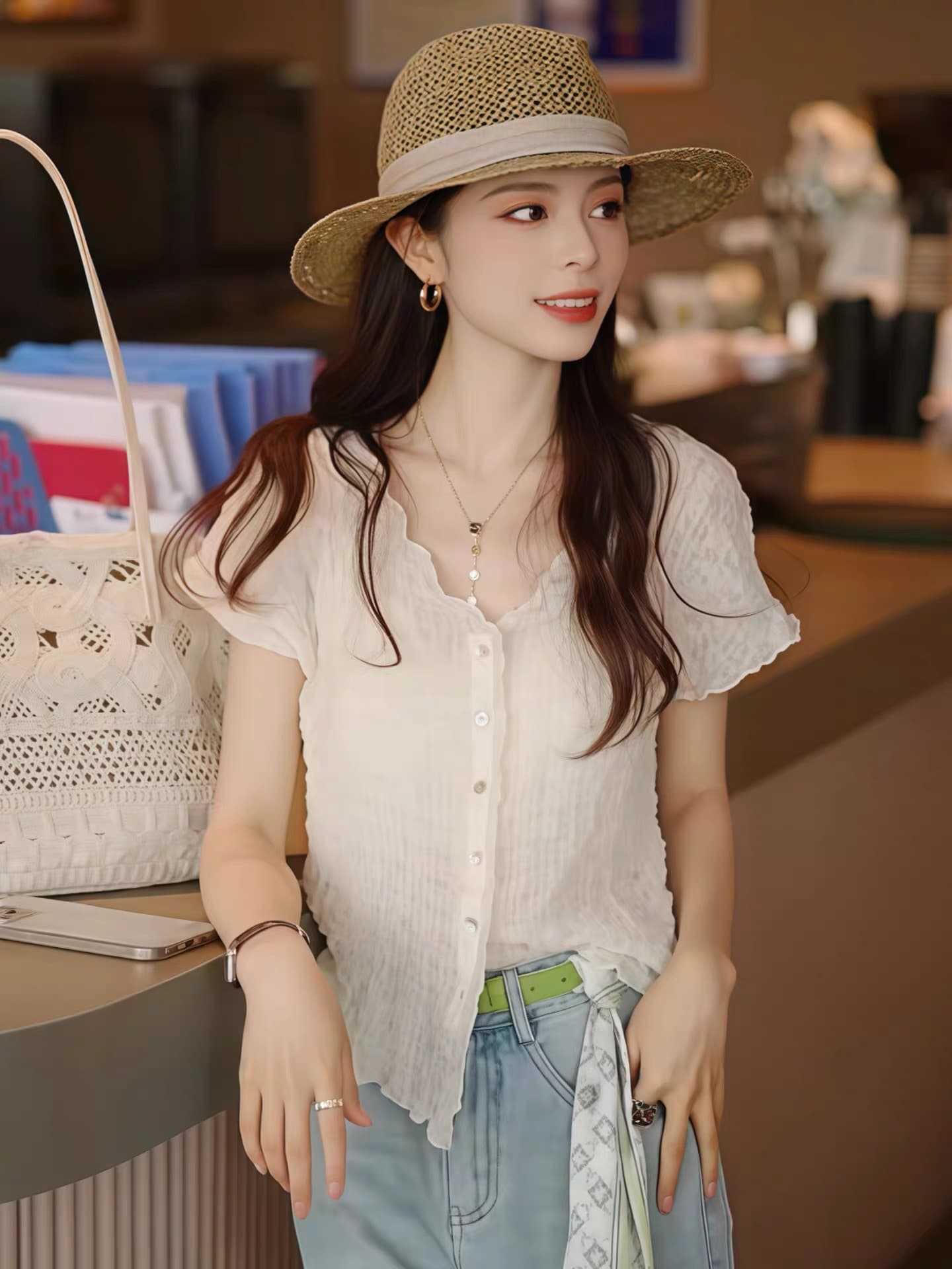 얇은 스타일 질감 센스 V넥 반팔 티셔츠 여성 여름 외출용 싱글 줄 버튼 쇼트 스타일 오픈 가디건 2026 새로운 마이크로 ~을 통해 짧은 맨위 이미지 2