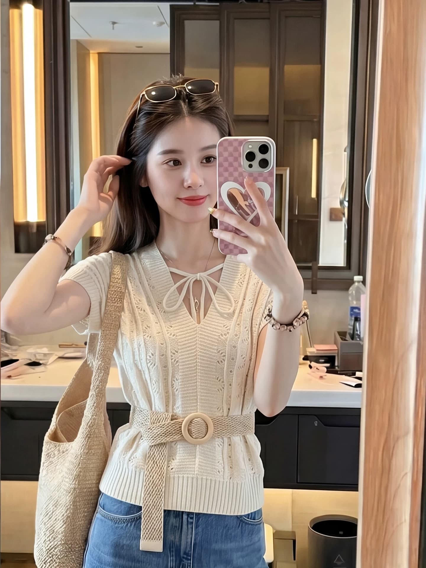 베이지 색 자수 홀로우 아웃 니트 스웨터 여성 여름 디자인 센스 레이스 V넥 레이스업 반팔 티셔츠 맨위 벨트 포함 이미지 2