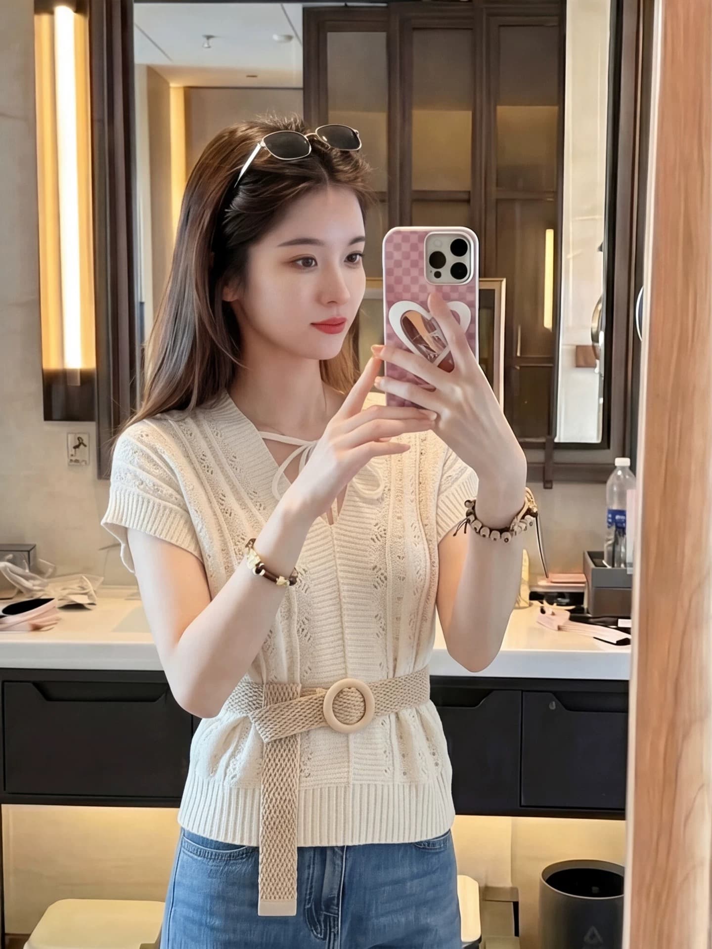 베이지 색 자수 홀로우 아웃 니트 스웨터 여성 여름 디자인 센스 레이스 V넥 레이스업 반팔 티셔츠 맨위 벨트 포함 이미지 3