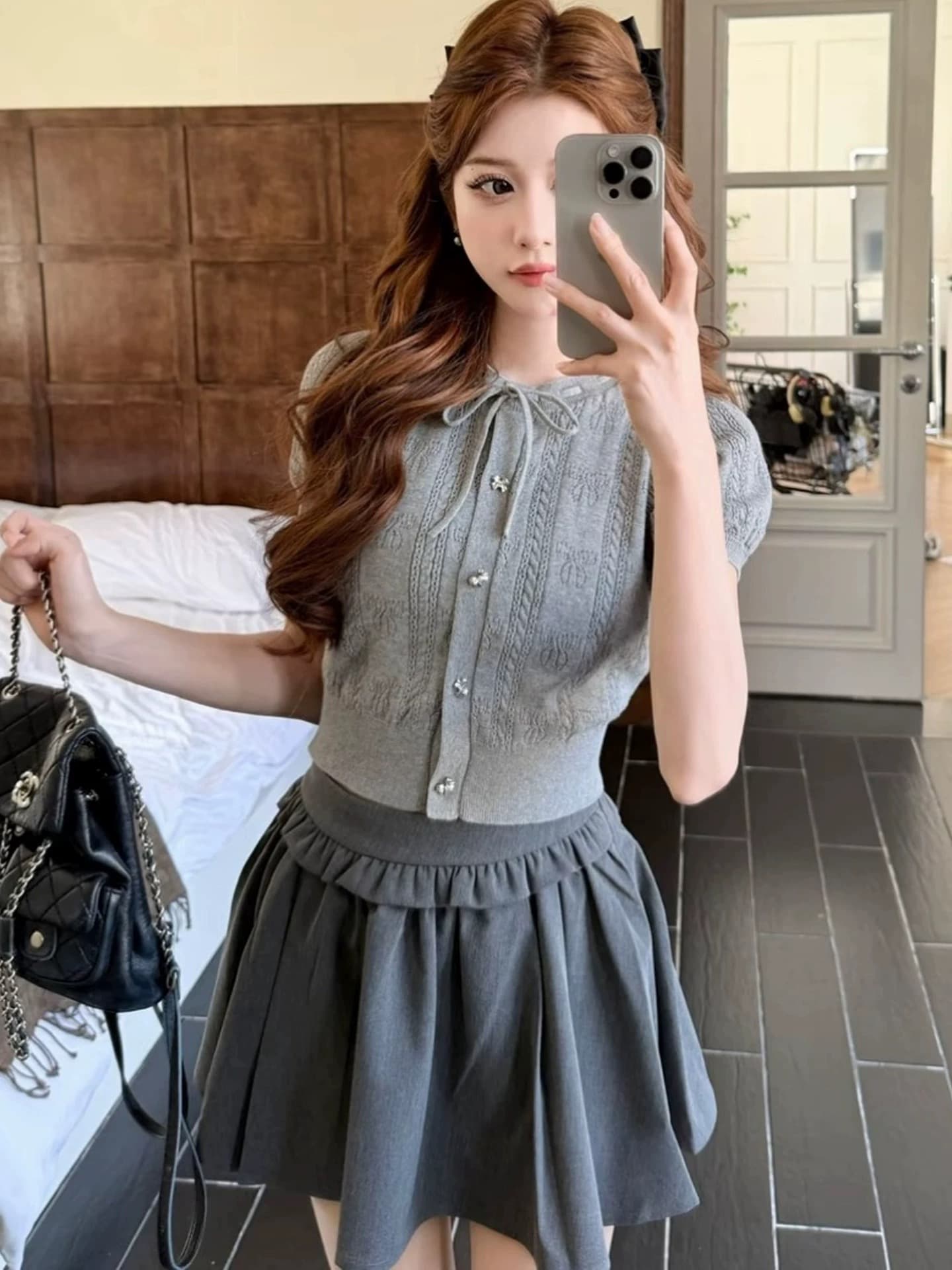 회색 홀로우 아웃 나비 매듭 니트 반팔 티셔츠 여성 2026 새로운 여름 쇼트 스타일 몸매 가꾸기 chic 한 첨부 된 의류 상세 이미지 2