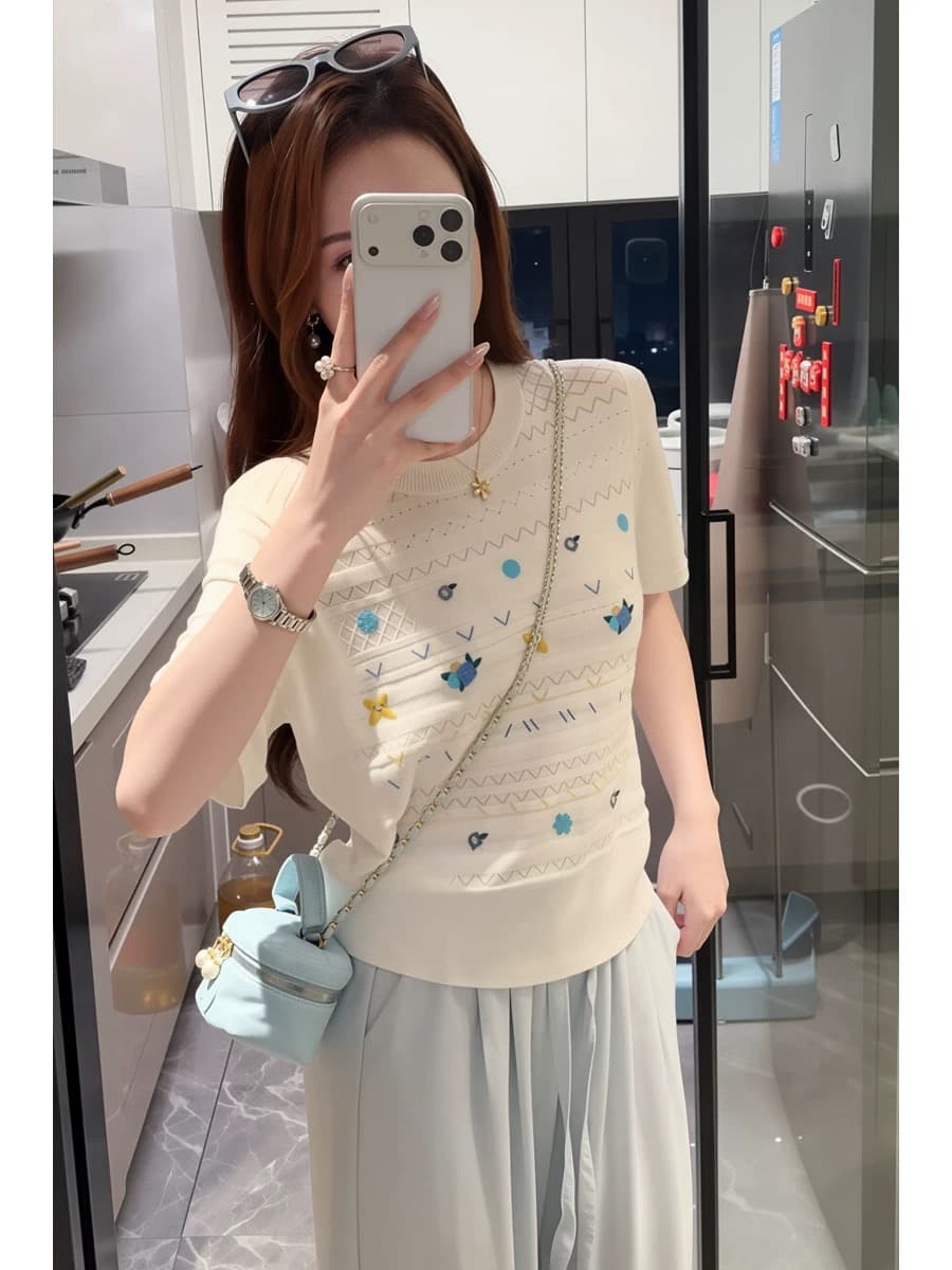 프랑스식 신선함 달콤함 색상 자수 얼음 실크 니트 스웨터 여성 여름 Chic 작은 대중 연령 감소 반팔 티셔츠 맨위 상세 이미지 4