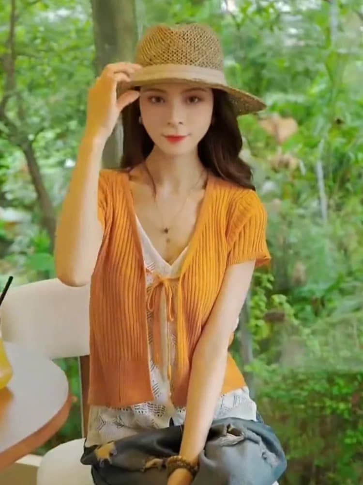 녹색 V넥 레이스업 홀로우 아웃 페이크 레이어드 니트 스웨터 여성 2026 년 여름 새로운 한 부서 연령 감소 반팔 맨위 이미지 3