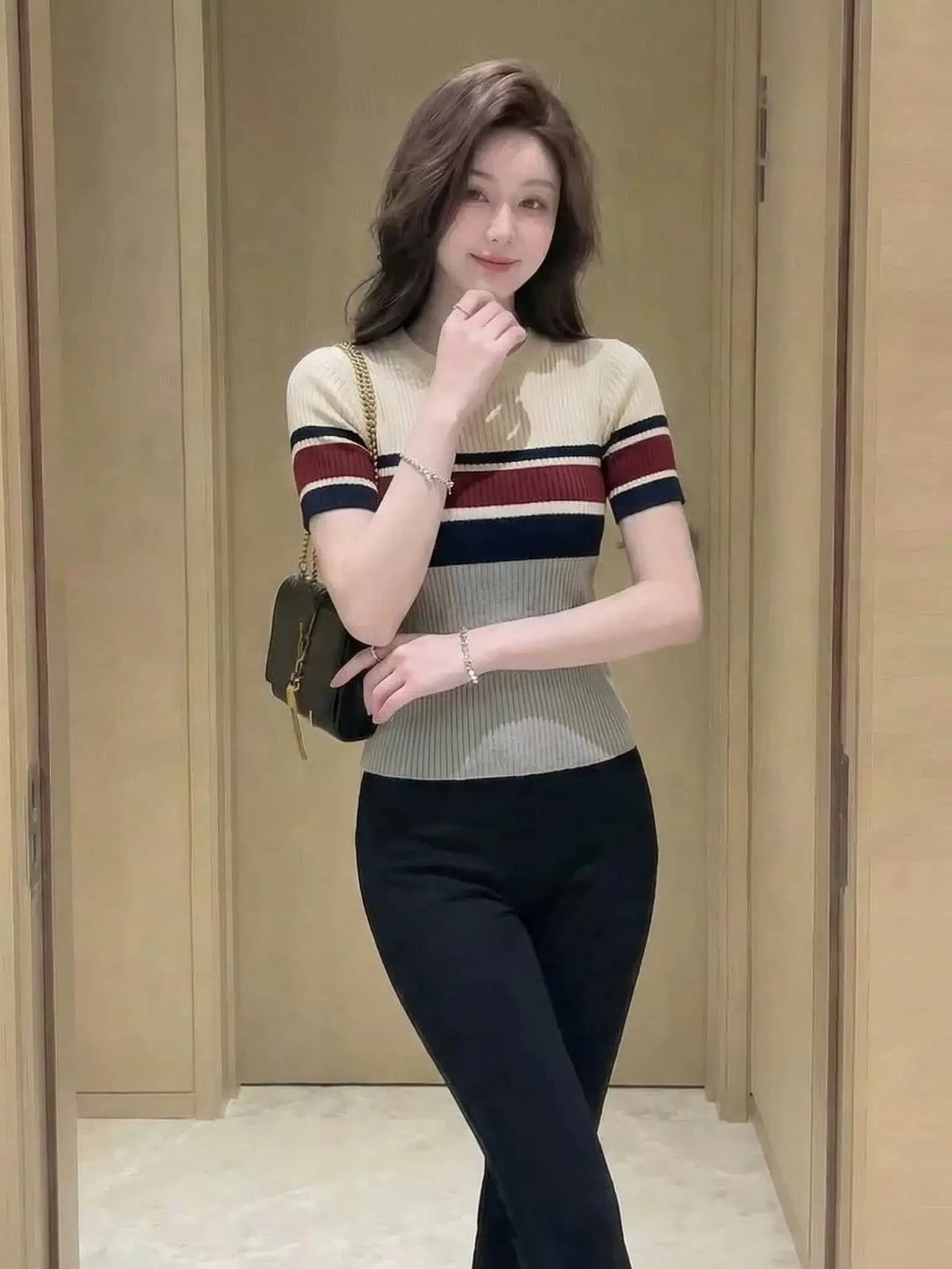 한 부서 고대 복장 스트라이프 배색 반팔 티셔츠 여성 여름 2026 새로운 몸매 가꾸기 슬림해 보이는 고급 센스 아름다운 작은 맨위 이미지 3
