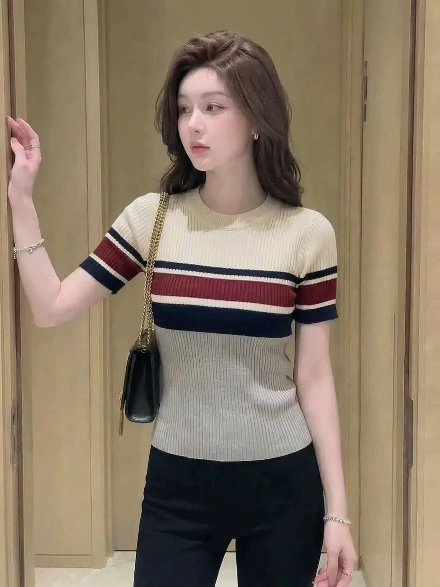한 부서 고대 복장 스트라이프 배색 반팔 티셔츠 여성 여름 2026 새로운 몸매 가꾸기 슬림해 보이는 고급 센스 아름다운 작은 맨위 상세 이미지 2