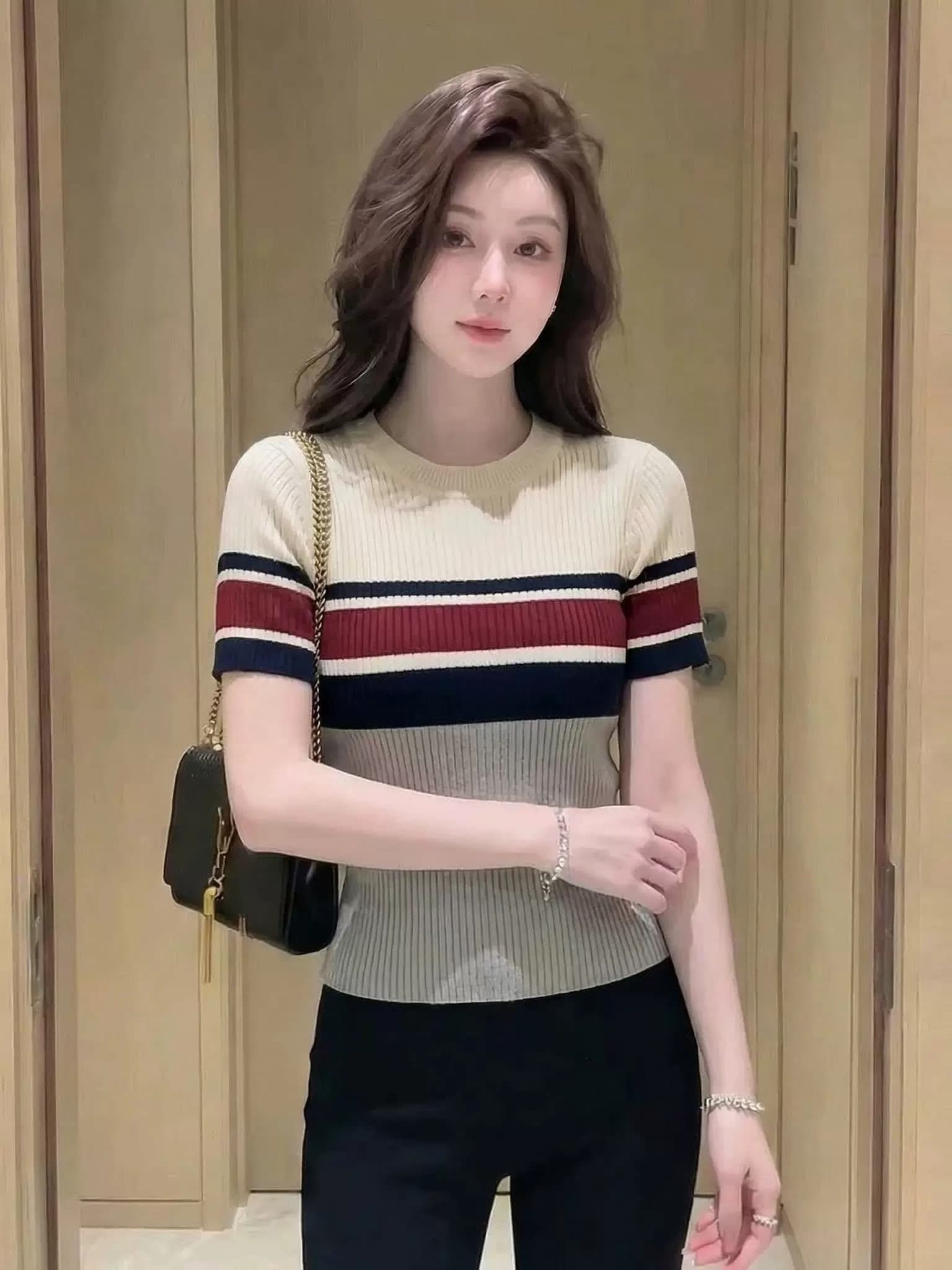 한 부서 고대 복장 스트라이프 배색 반팔 티셔츠 여성 여름 2026 새로운 몸매 가꾸기 슬림해 보이는 고급 센스 아름다운 작은 맨위 상세 이미지 5