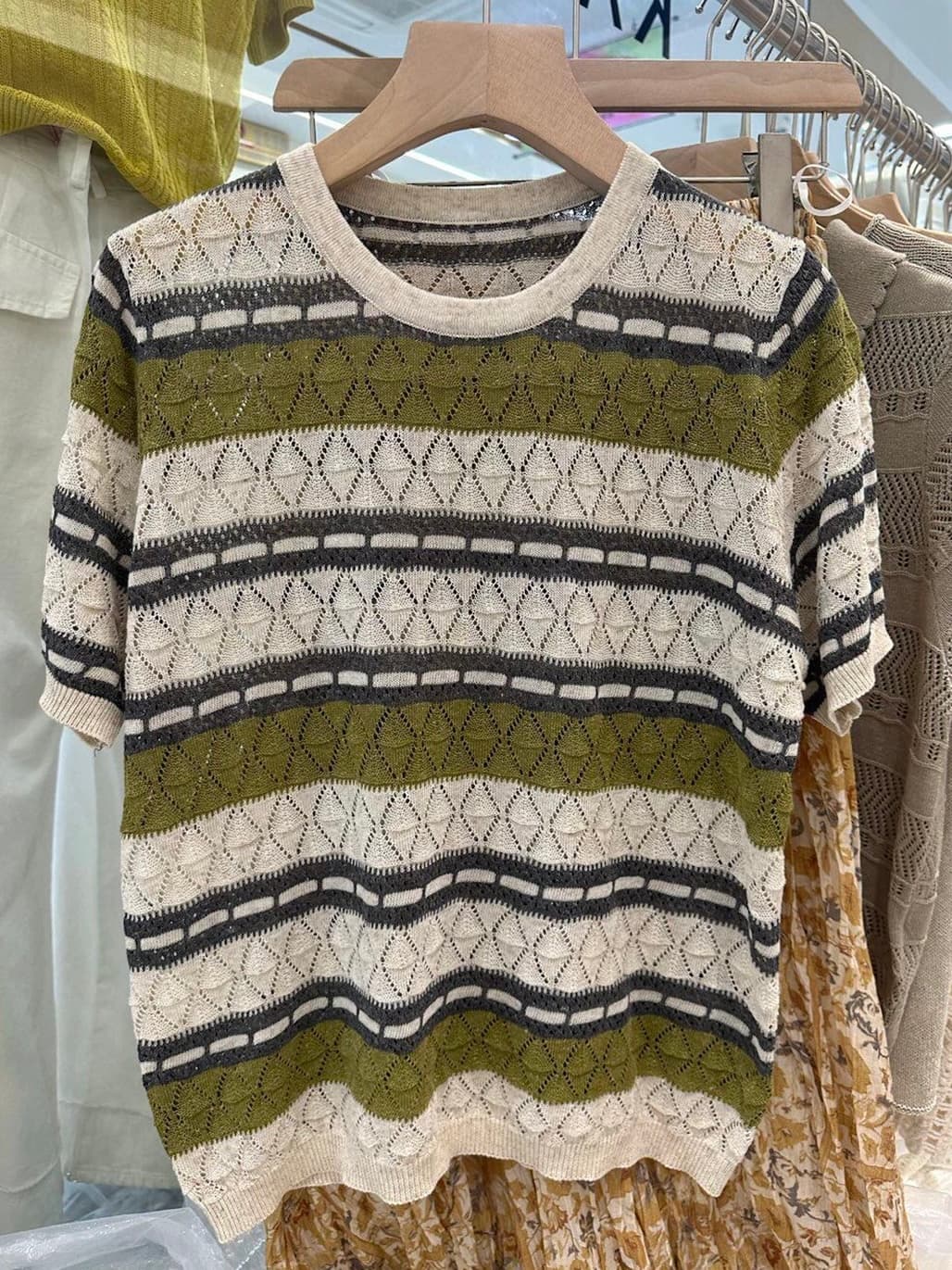 한 부서 착용 가져 가라. 홀로우 아웃 스트라이프 라운드 넥 반팔 니트 스웨터 여성 2026 새로운 루즈핏 슬림해 보이는 얇은 스타일 티셔츠 맨위 상세 이미지 2