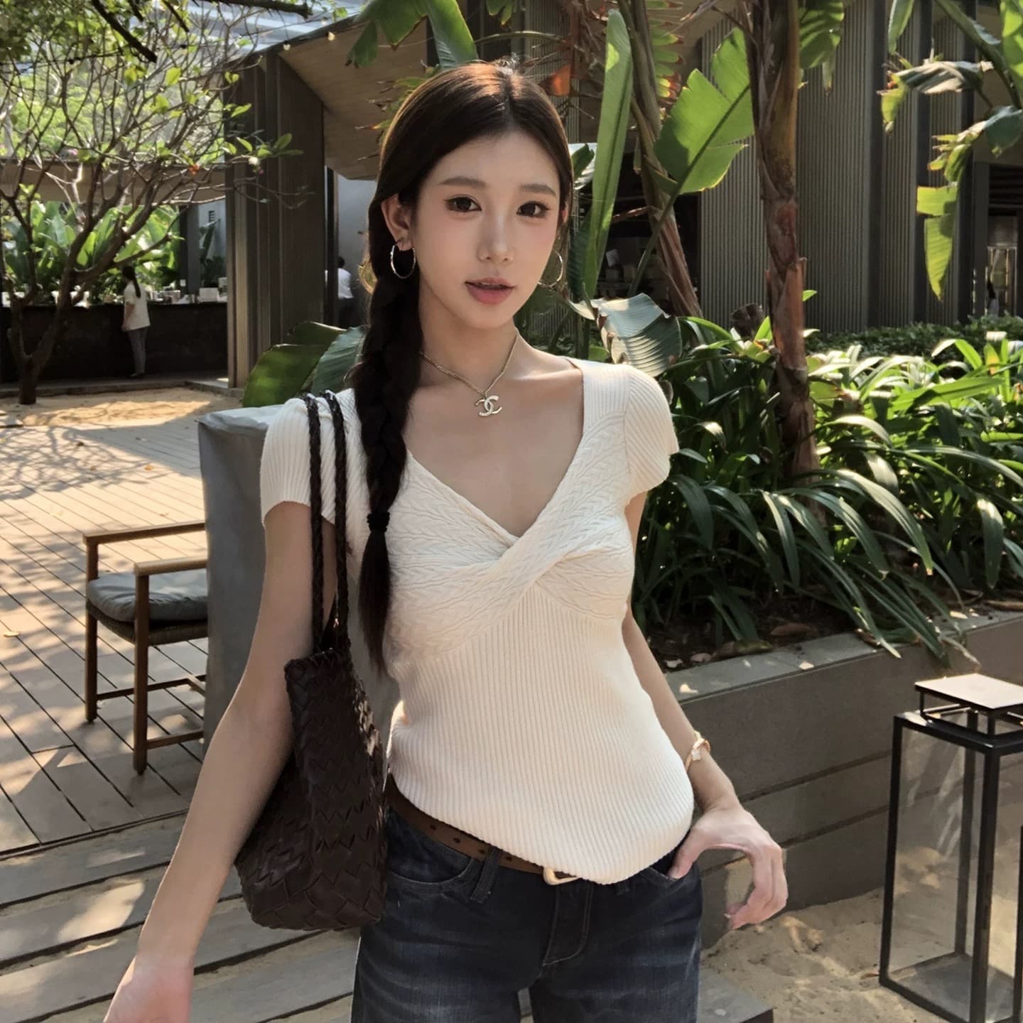 한 부서 비틀림 V넥 반팔 니트 스웨터 여성 여름 새로운 다용도 디자인 센스 티셔츠 몸매 가꾸기 슬림해 보이는 품격 맨위 이미지 5