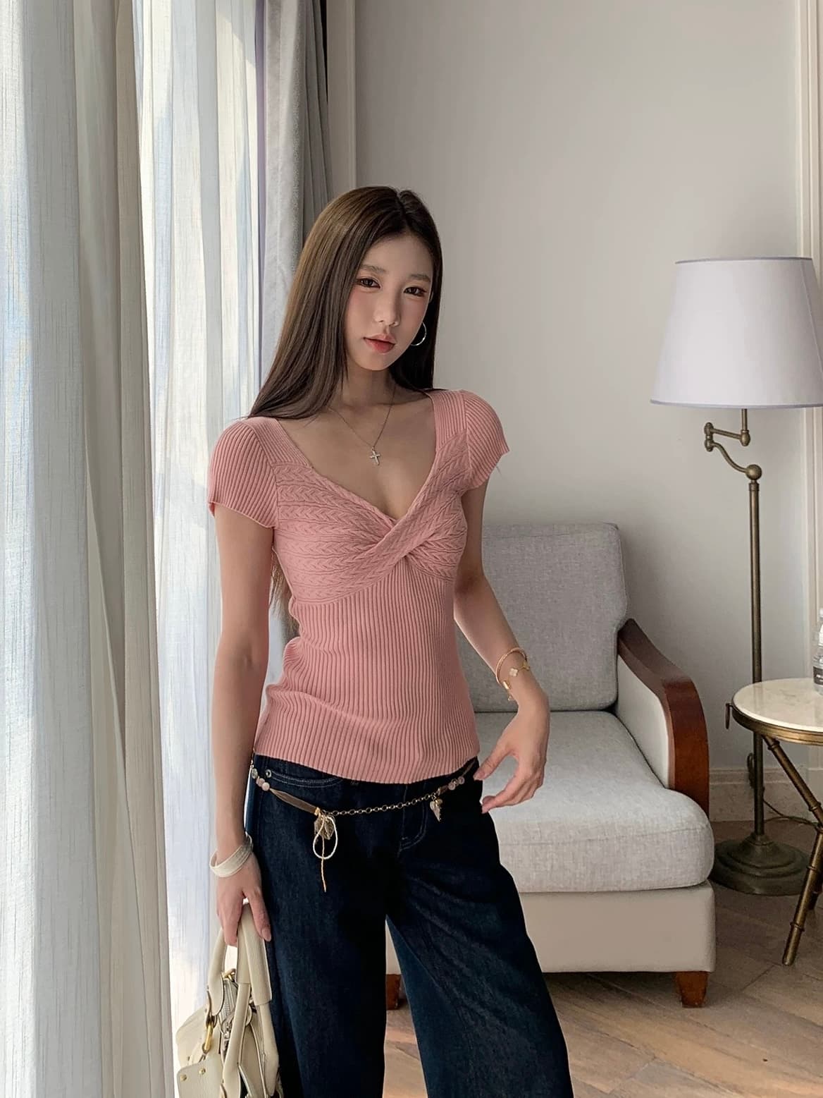 한 부서 비틀림 V넥 반팔 니트 스웨터 여성 여름 새로운 다용도 디자인 센스 티셔츠 몸매 가꾸기 슬림해 보이는 품격 맨위 상세 이미지 3