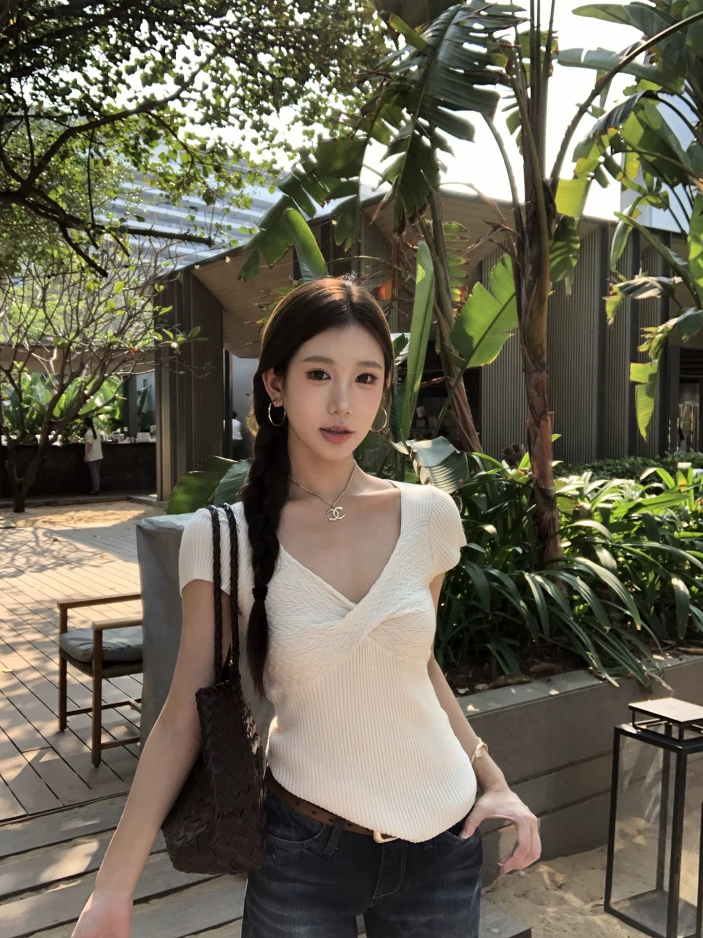 한 부서 비틀림 V넥 반팔 니트 스웨터 여성 여름 새로운 다용도 디자인 센스 티셔츠 몸매 가꾸기 슬림해 보이는 품격 맨위 상세 이미지 5