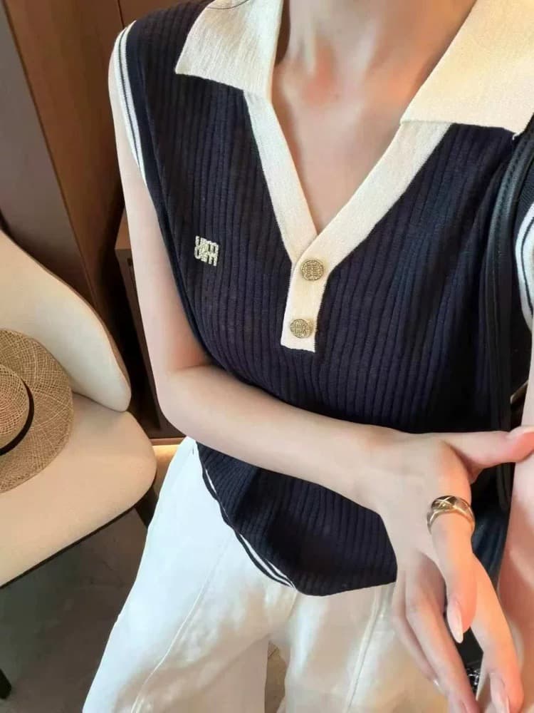 2026 여름 새로운 배색 POLO 칼라 슬림해 보이는 디자인 센스 민소매 니트 얼음 실크 얇은 재료 화이트 조끼 여성 셔츠 이미지 4