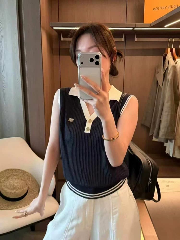 2026 여름 새로운 배색 POLO 칼라 슬림해 보이는 디자인 센스 민소매 니트 얼음 실크 얇은 재료 화이트 조끼 여성 셔츠 이미지 2