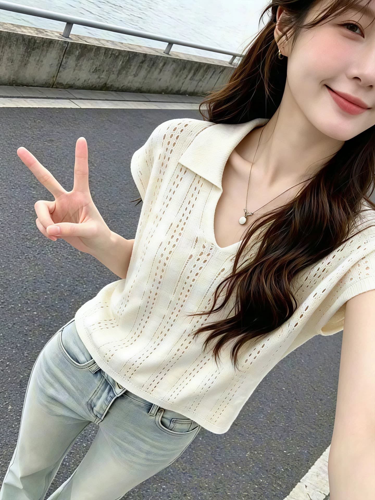 베이지 색 폴로 칼라 티셔츠 여성 2026 여름 몸매 가꾸기 반팔 홀로우 아웃 여름 착용 가져 가라. 고급 프랑스식 사소한 맨위