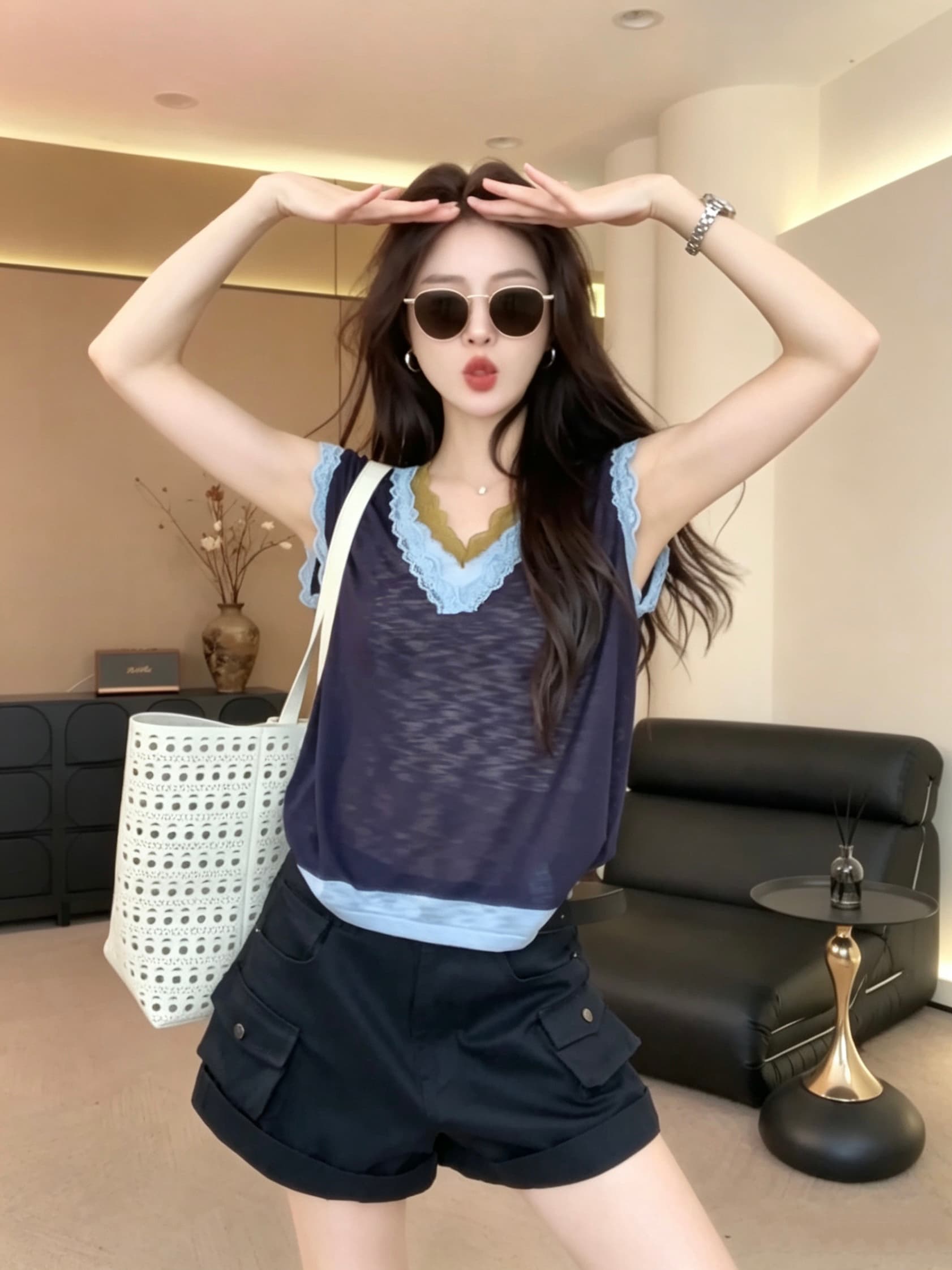 2026 여름 빛 럭셔리 고급 센스 연령 감소 맨위 Chic 고유 한 아니요 명중 섹션 해군 민소매 조끼 티셔츠 여성 이미지 3
