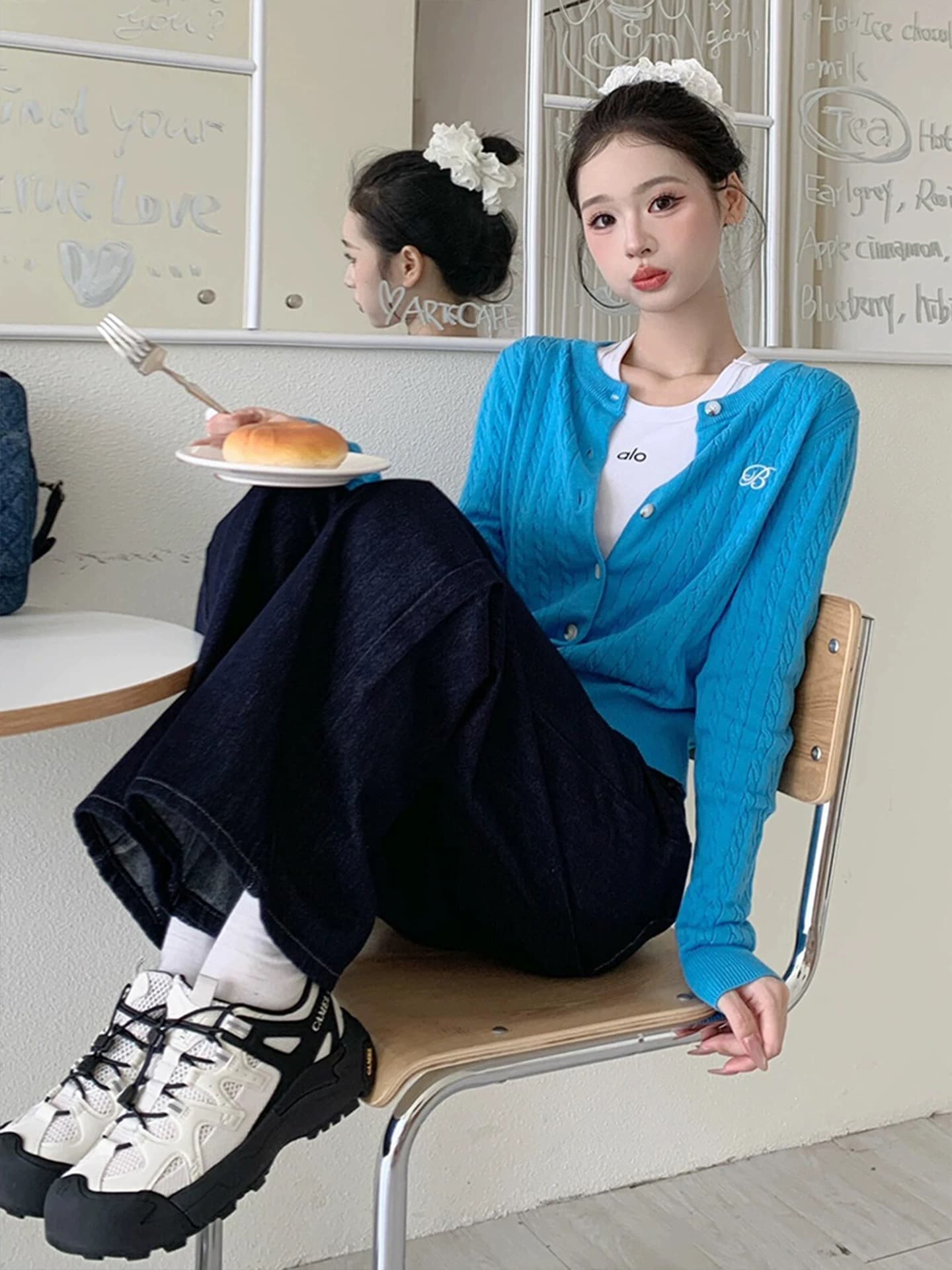 파란색 자이언트 잘 생긴 자수 라운드 넥 스웨터 오픈 가디건 여성 가을 디자인 센스 쇼트 스타일 슬림해 보이는 몸매 가꾸기 니트 스웨터 맨위 이미지 4