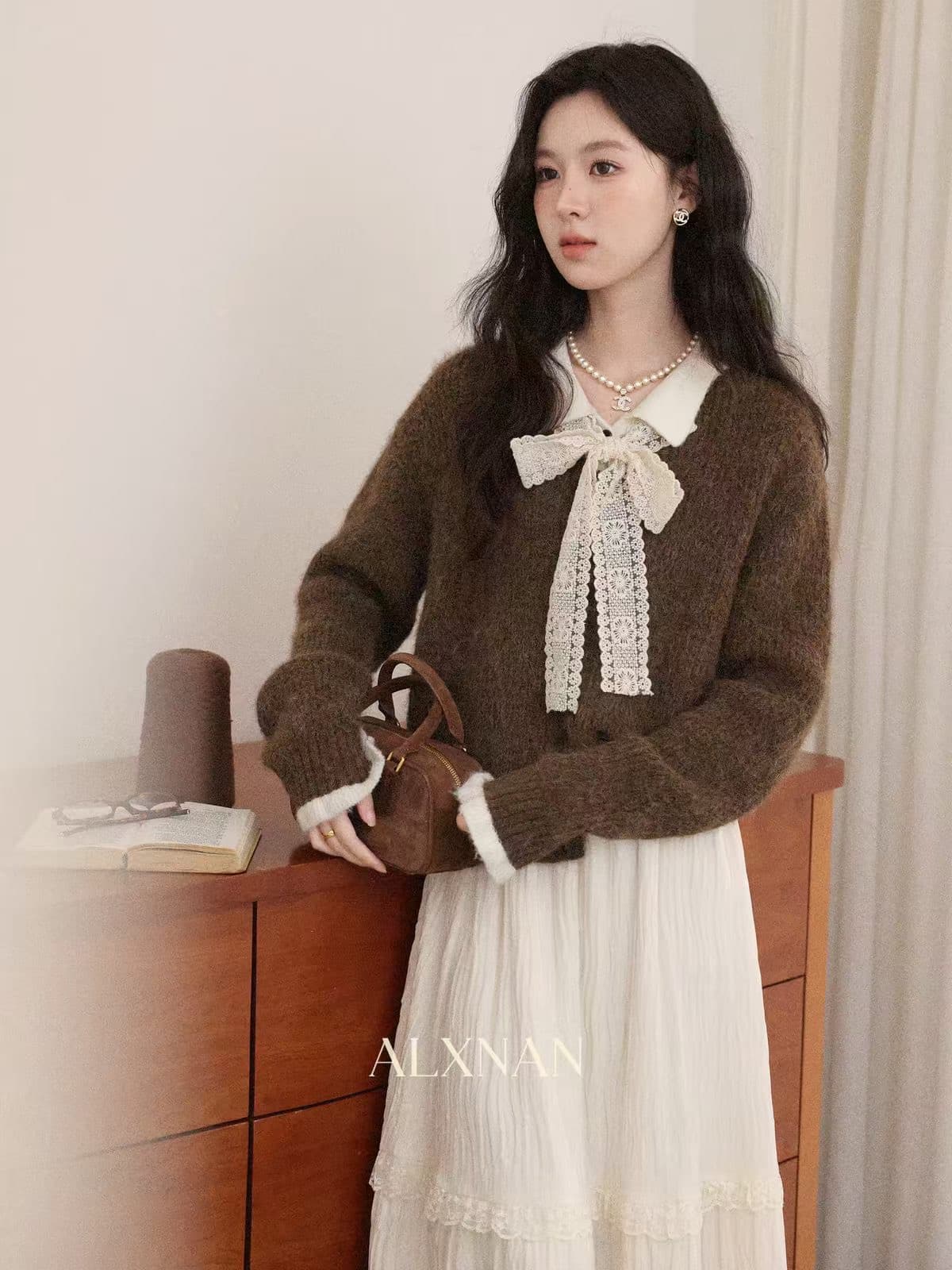 커피 색상 폴로 칼라 페이크 레이어드 스웨터 여성 코트 2026 가을 새로운 레이스 나비 매듭 니트 오픈 가디건 짧은 맨위 상세 이미지 2