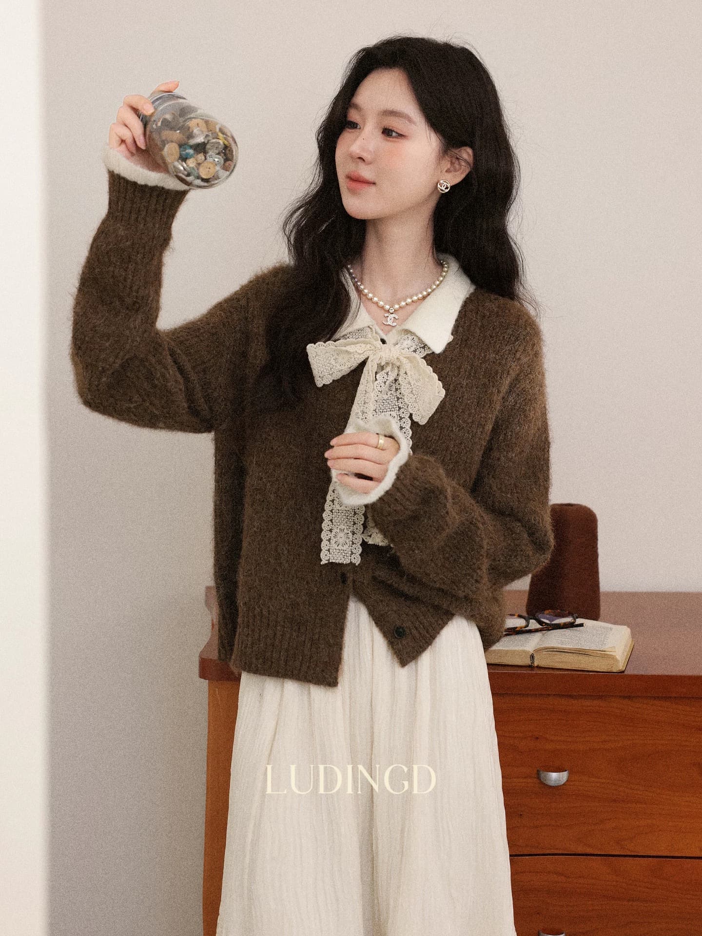 커피 색상 폴로 칼라 페이크 레이어드 스웨터 여성 코트 2026 가을 새로운 레이스 나비 매듭 니트 오픈 가디건 짧은 맨위 상세 이미지 4