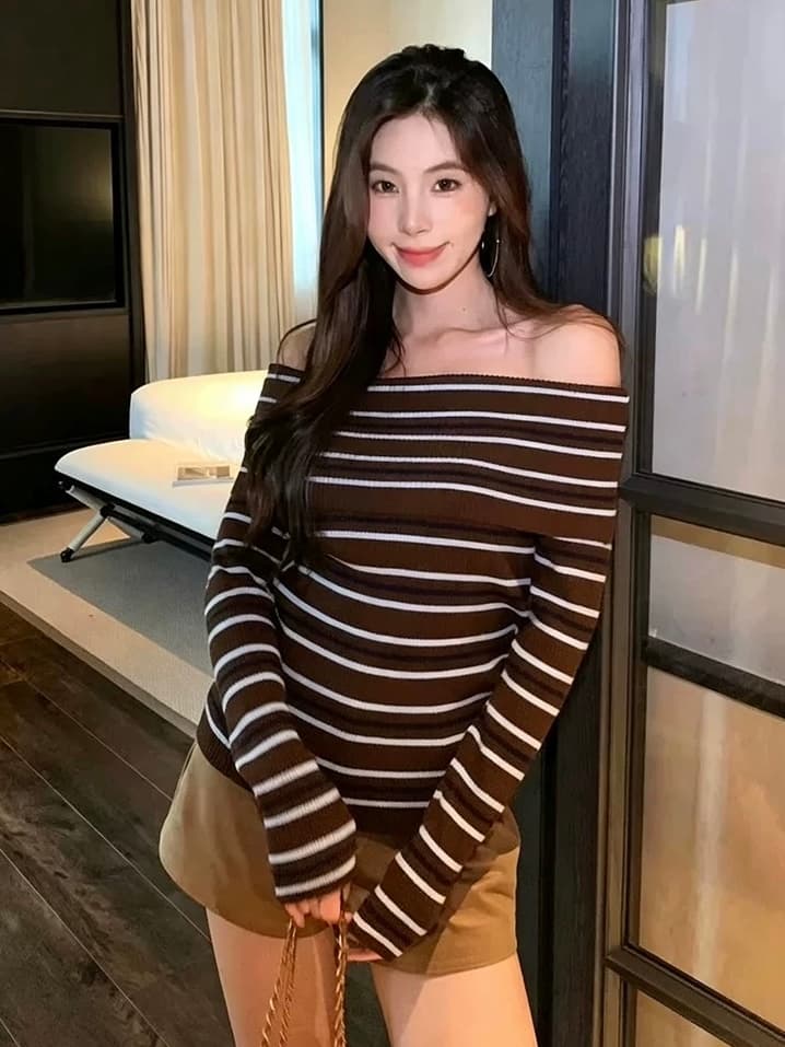 2026 새로운 한 부서 배색 스트라이프 보트넥 오프숄더 니트 스웨터 여성 분위기 센스 착용 가져 가라. 쇼트 스타일 맨위