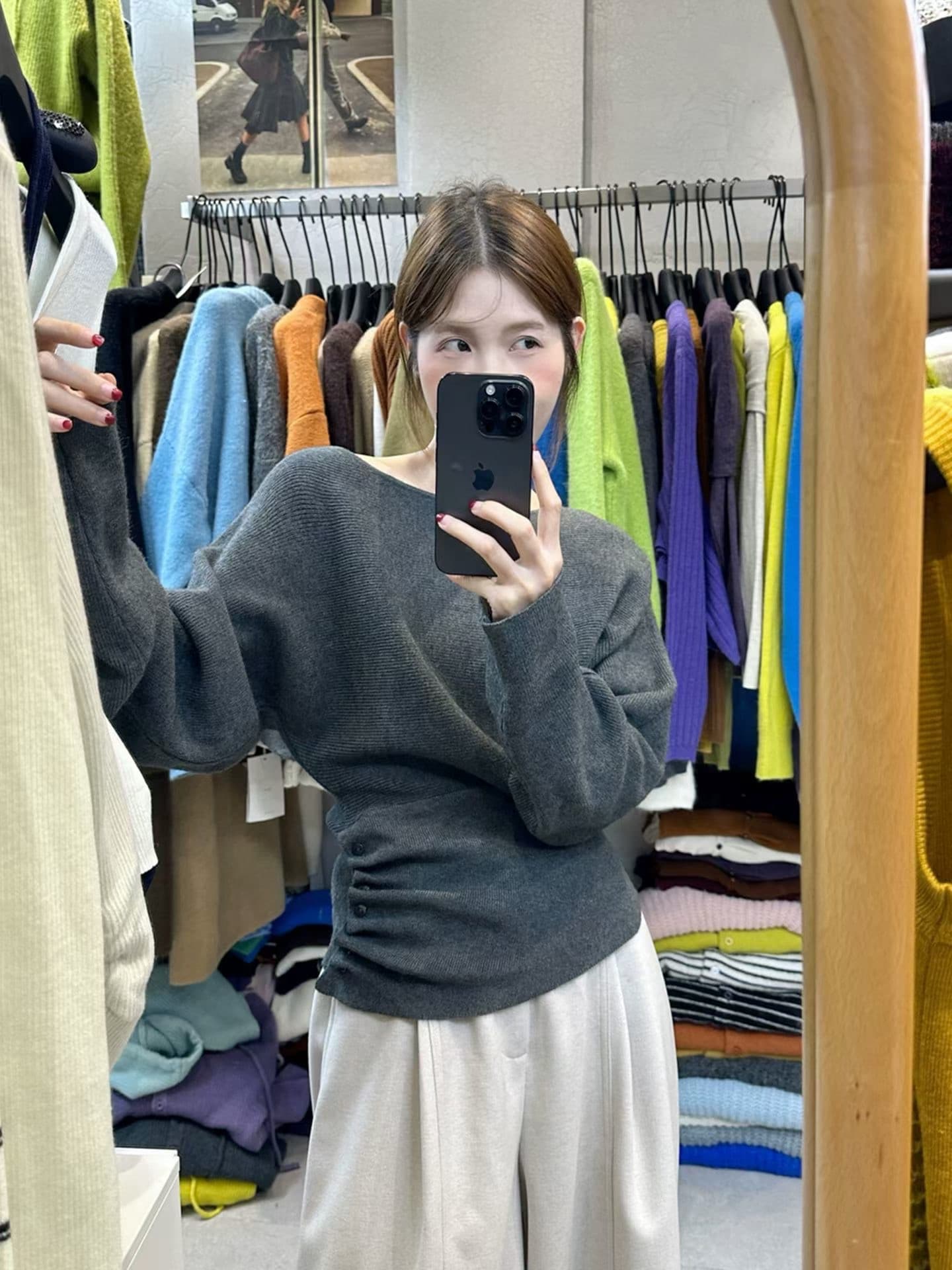 가을 겨울 새로운 디자인 센스 비스듬한 어깨 긴팔 니트 스웨터 여성 느슨함 센스 슬림해 보이는 품격 맨위 기본 셔츠 여성 의류