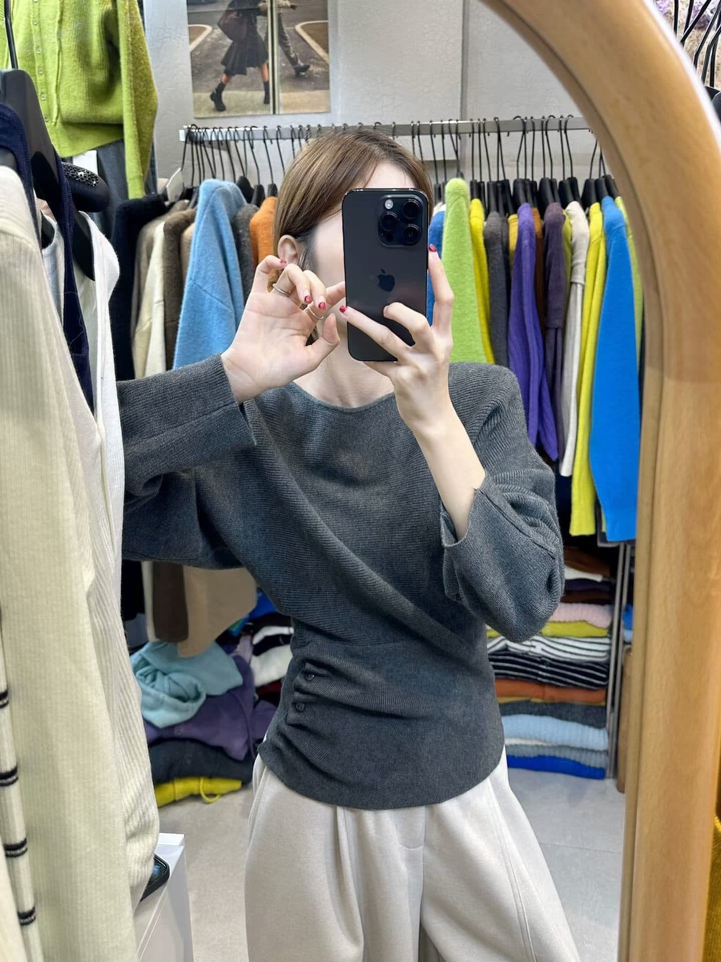 가을 겨울 새로운 디자인 센스 비스듬한 어깨 긴팔 니트 스웨터 여성 느슨함 센스 슬림해 보이는 품격 맨위 기본 셔츠 여성 의류 상세 이미지 1