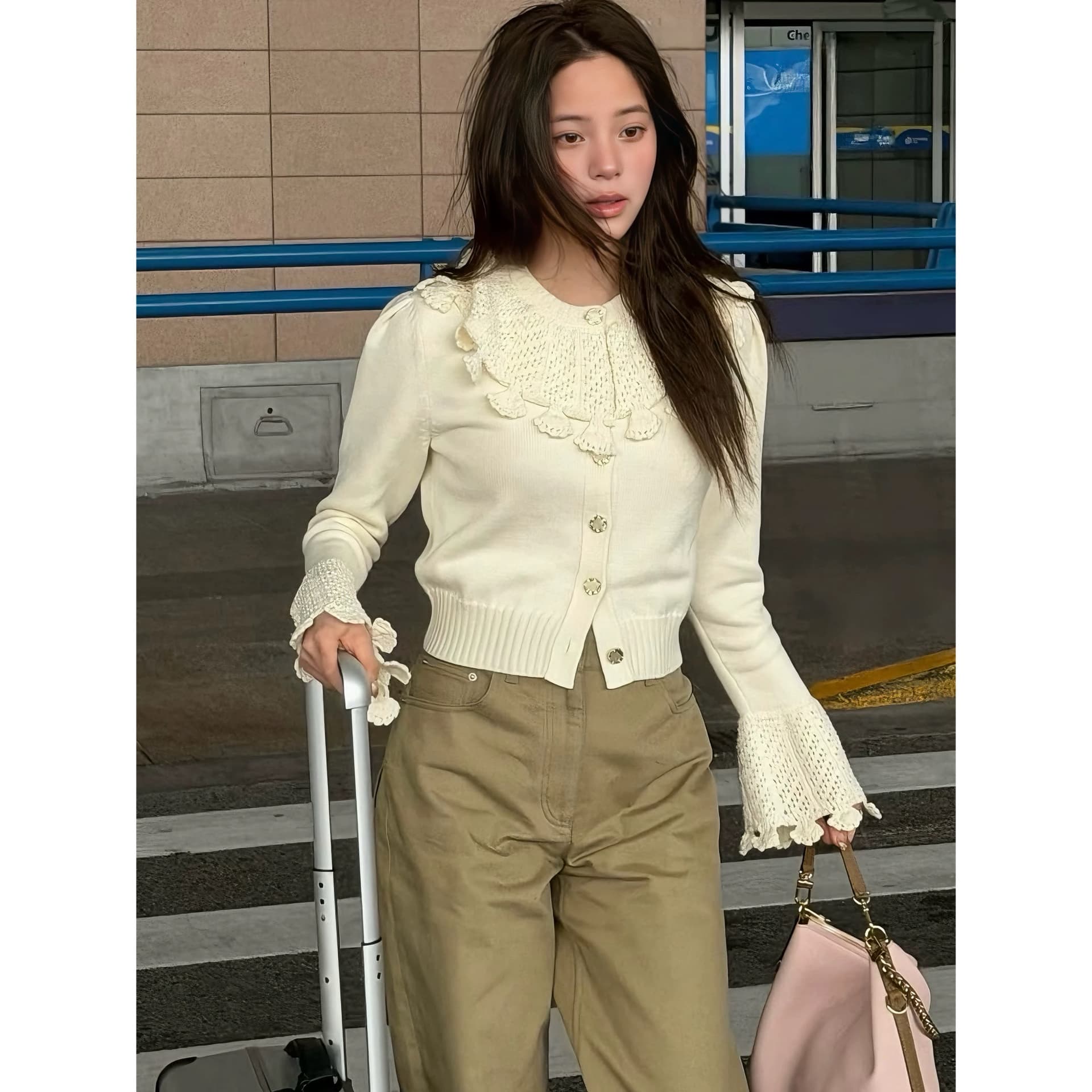 한 부서 분위기 센스 레이스 프릴 칼라 니트 스웨터 여성 골드 버클 레이스 나팔 소매 쇼트 스타일 카디건 코트 이미지 5