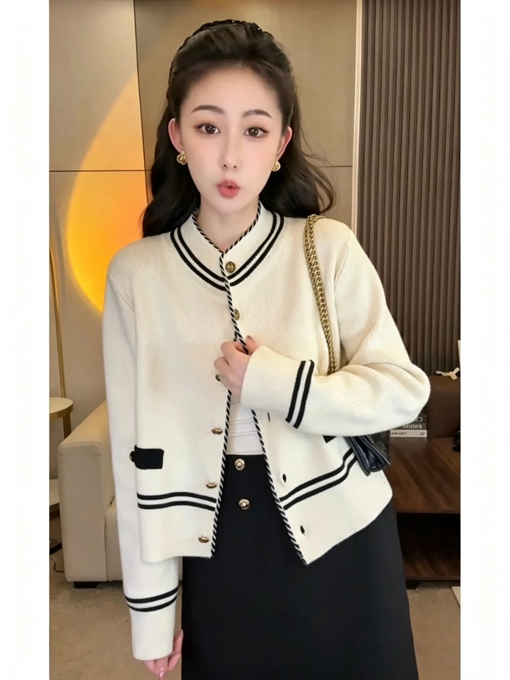 빛 럭셔리 작은 샤넬 스타일 배색 니트 맨위 외부 셔츠 여성 가을 프랑스식 엠보싱 골드 버클 절묘한 패션 작은 셔츠 트렌드 이미지 4
