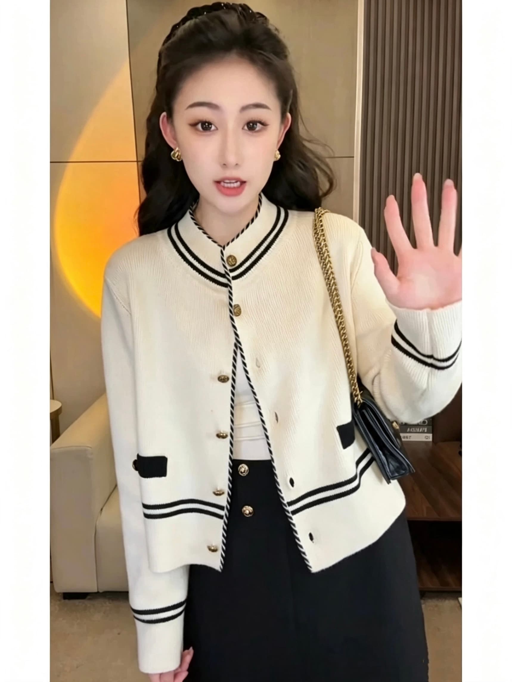 빛 럭셔리 작은 샤넬 스타일 배색 니트 맨위 외부 셔츠 여성 가을 프랑스식 엠보싱 골드 버클 절묘한 패션 작은 셔츠 트렌드 이미지 5