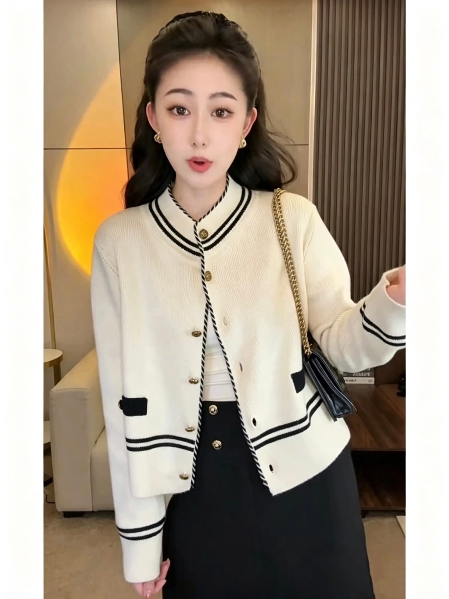 빛 럭셔리 작은 샤넬 스타일 배색 니트 맨위 외부 셔츠 여성 가을 프랑스식 엠보싱 골드 버클 절묘한 패션 작은 셔츠 트렌드 상세 이미지 2